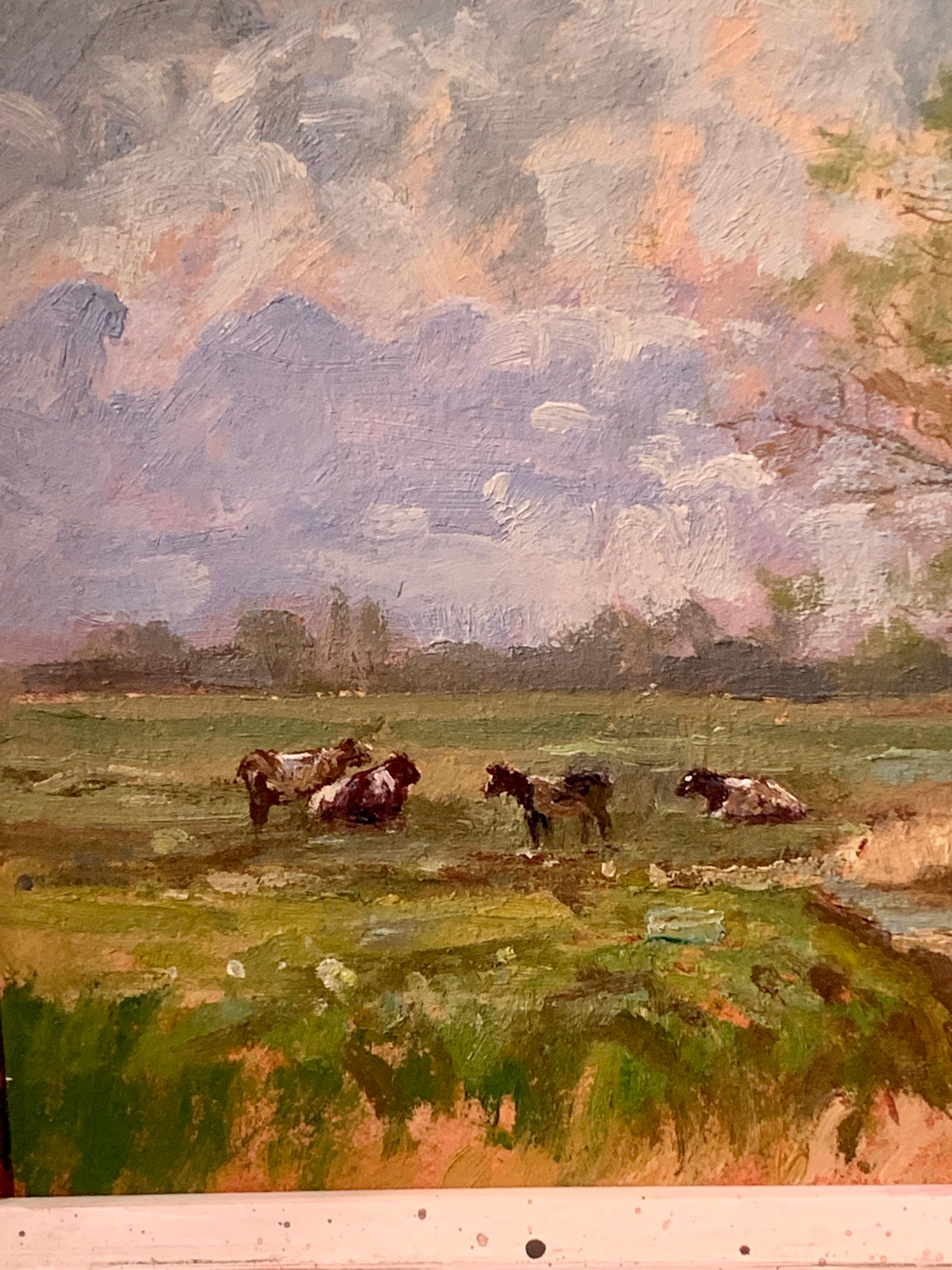 Englische impressionistische Landschaft im englischen Stil, Kühe auf einem Feld mit Bäumen, Norfolk , England. (Beige), Landscape Painting, von Keith Johnson