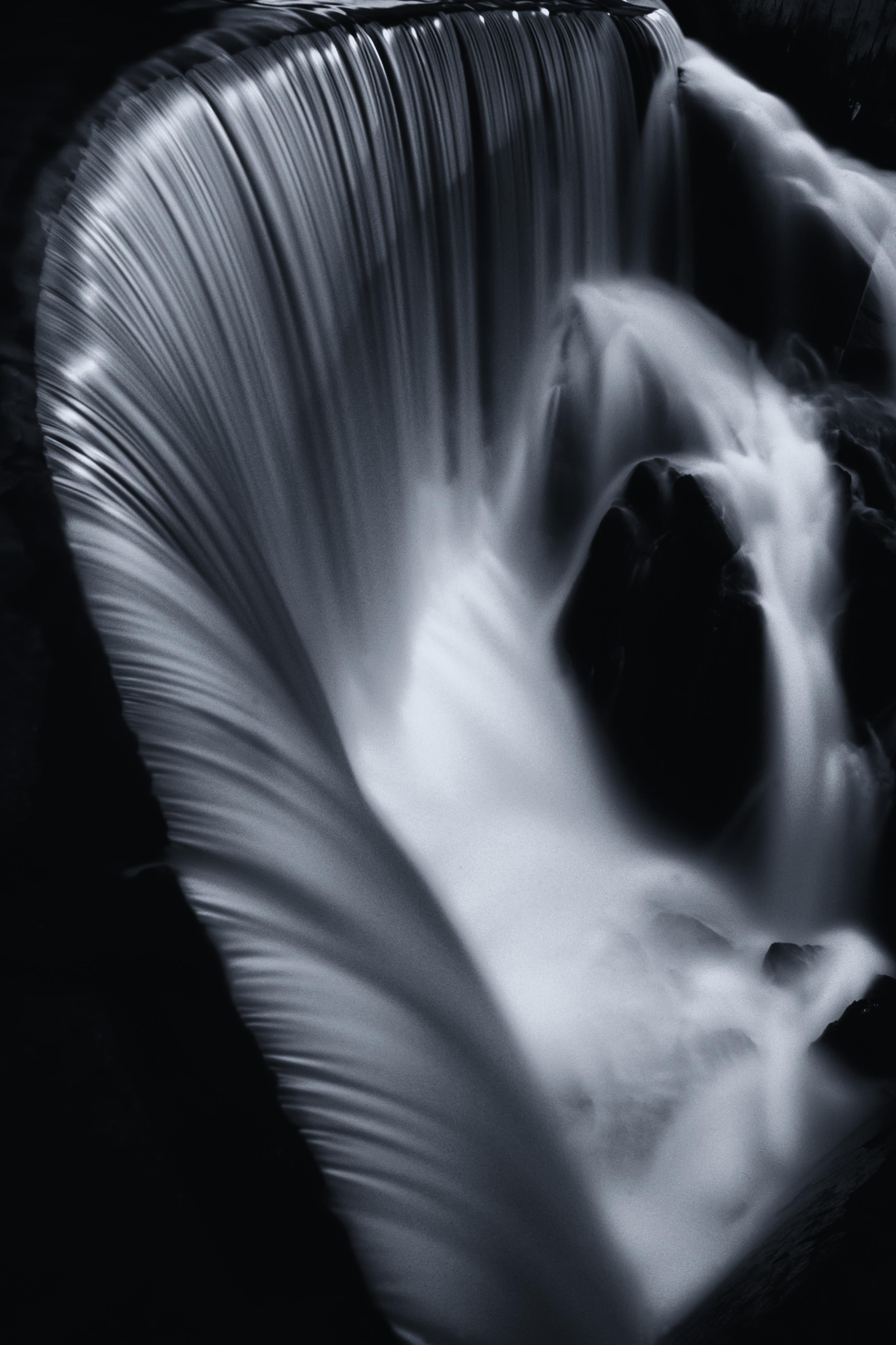 Keith Ladzinski Black and White Photograph – Chastine Falls