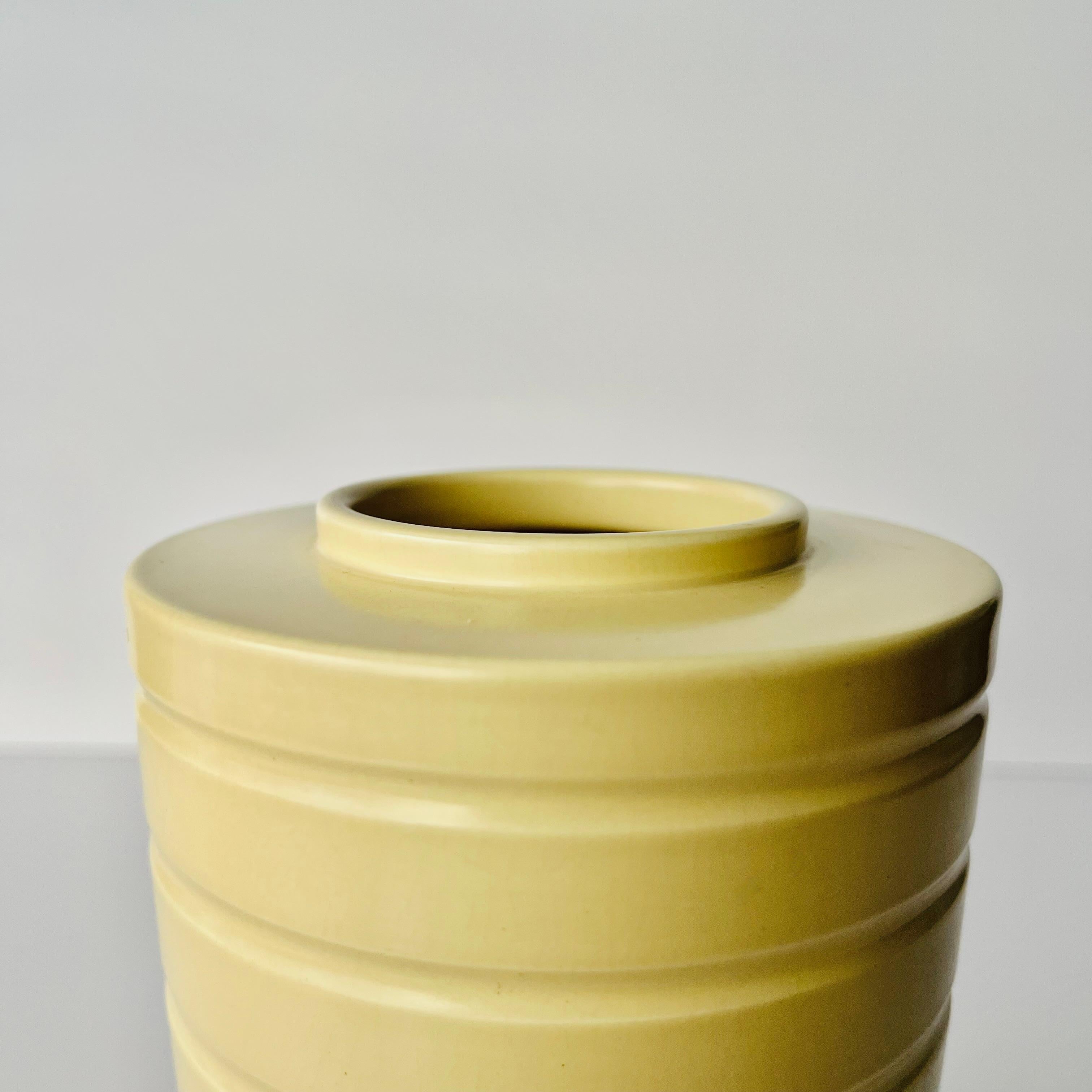 British Keith Murray (1892-1981) Vase in Matt Straw, Shape 4316 for Wedgwood circa 1935 For Sale
