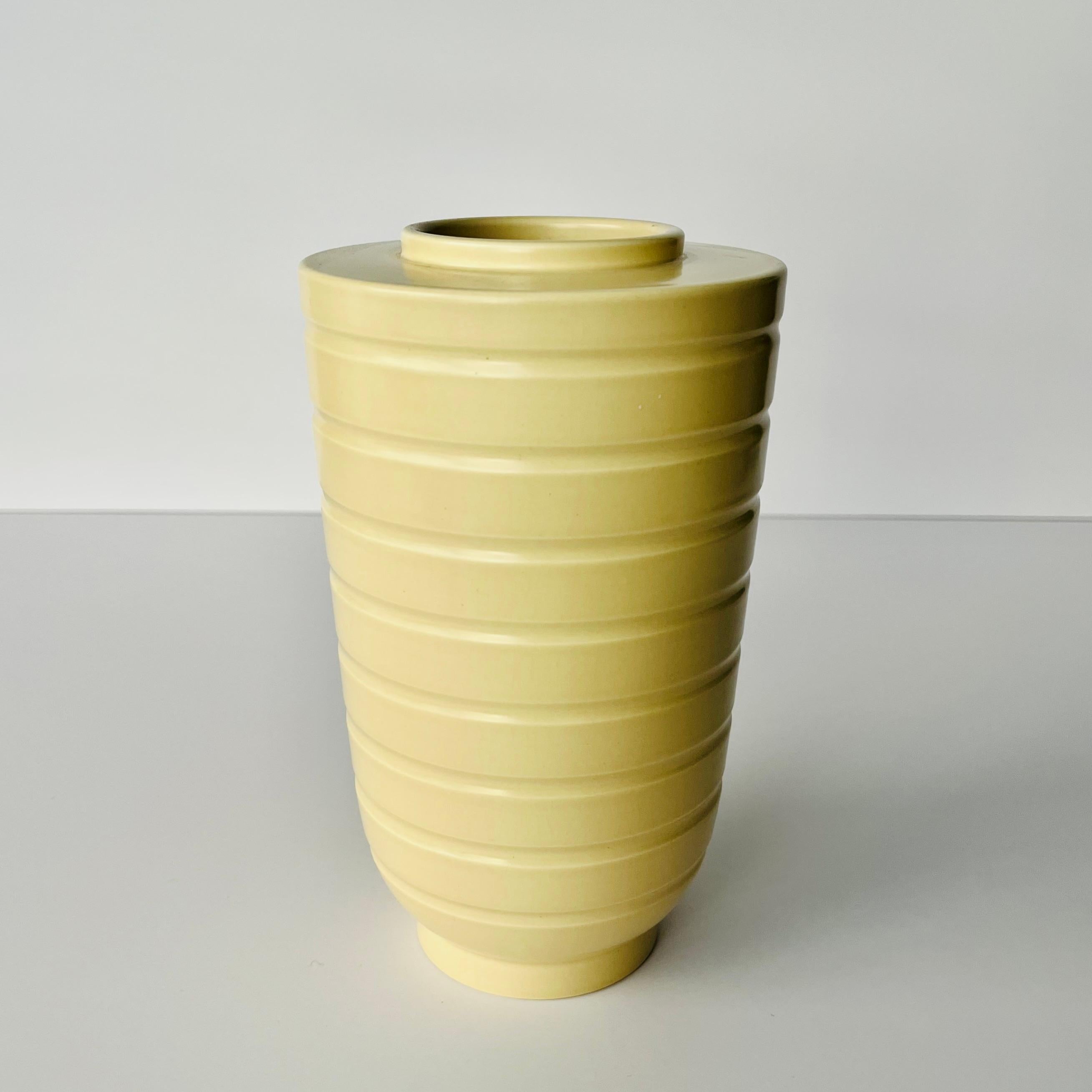 Keith Murray (1892-1981) Vase in Matt Straw, Shape 4316 for Wedgwood circa 1935 In Good Condition For Sale In CA, CA