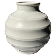 Keith Murray "Bomb" Vase aus Mondstein, Design 3765 für Wedgwood