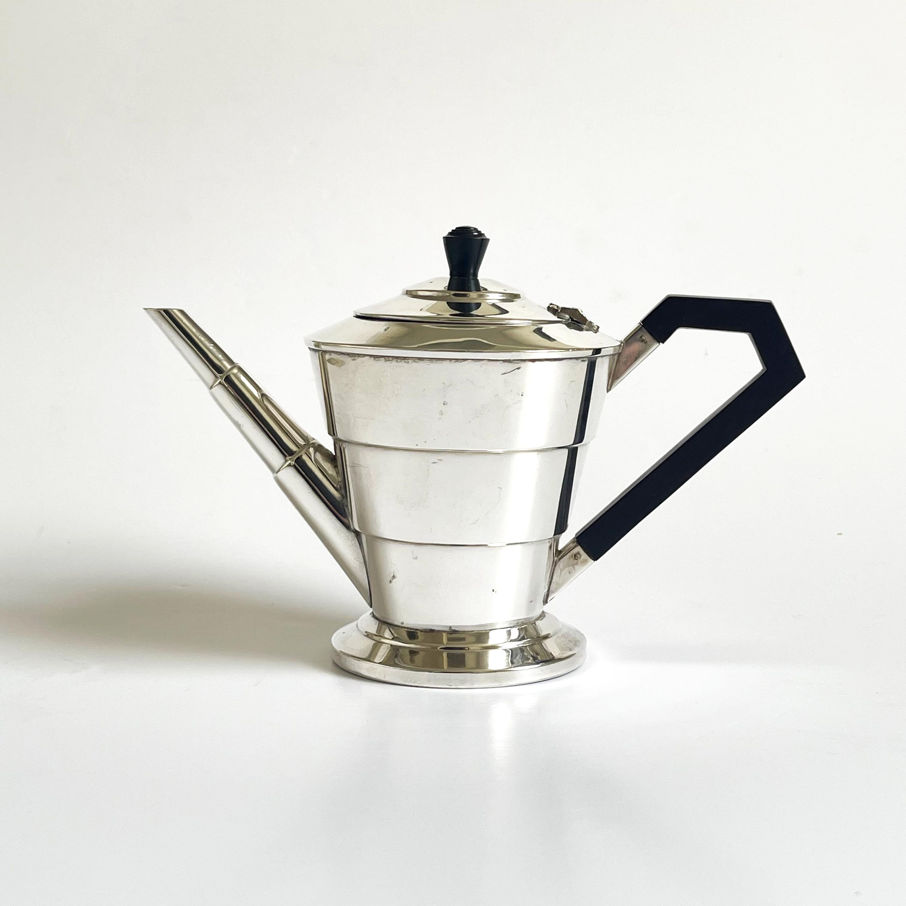 Un service à café/thé anglais de trois pièces en argent plaqué par Keith Murray datant des années 1930. 
Un ensemble saisissant comprenant une cafetière/théière, un porte-sucre et un pot à lait dans un design angulaire fort de cercles effilés étagés