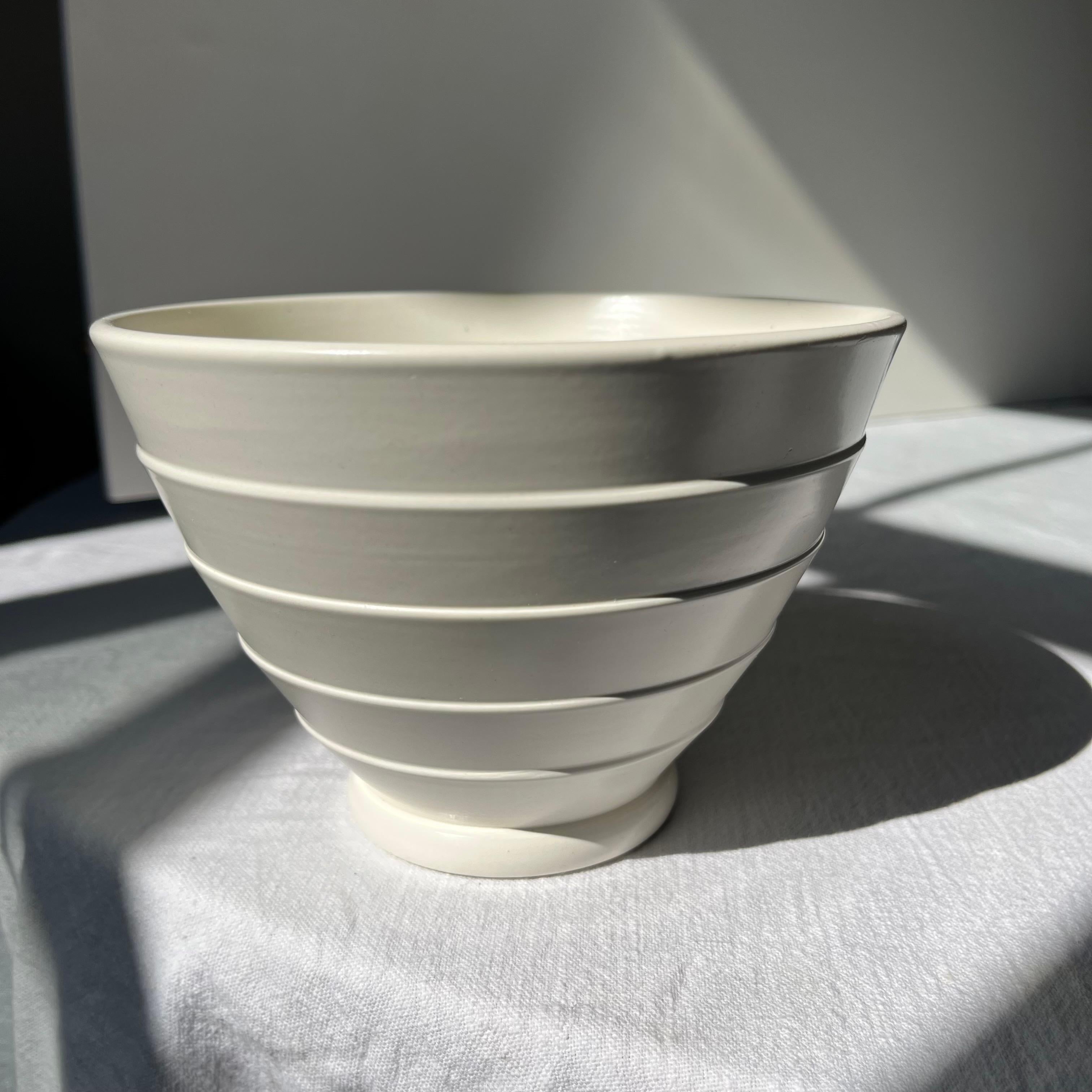 Petit bol à pied de Keith Murray en pierre de lune, Design/One 3753 pour Wedgwood.

Keith Murray a été l'un des designers les plus importants et les plus influents de l'industrie britannique de la céramique et du verre au début du XXe siècle.

Ses