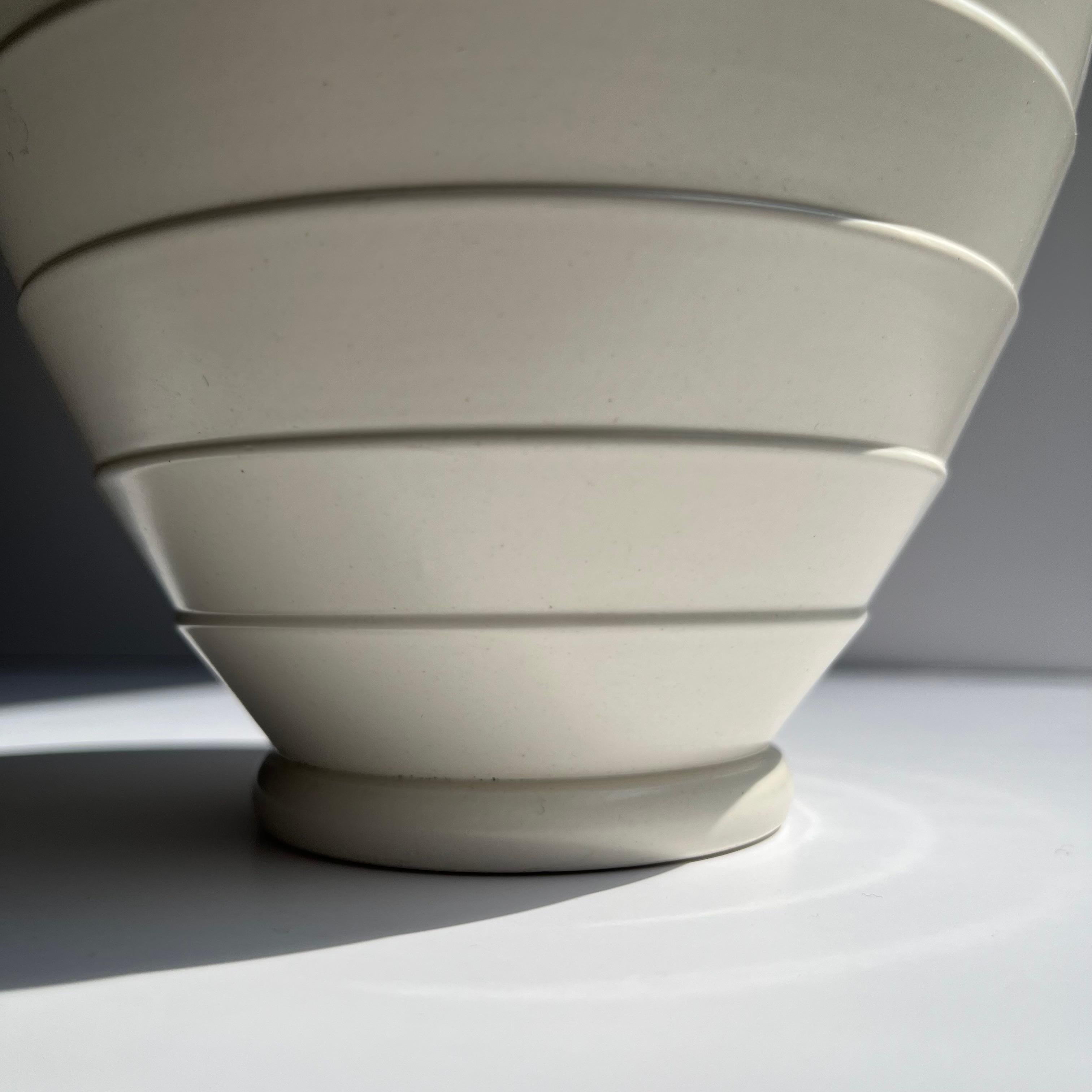 Art déco Petit bol à pied en pierre de lune de Keith Murray, Design 3753 pour Wedgwood vers 1935 en vente