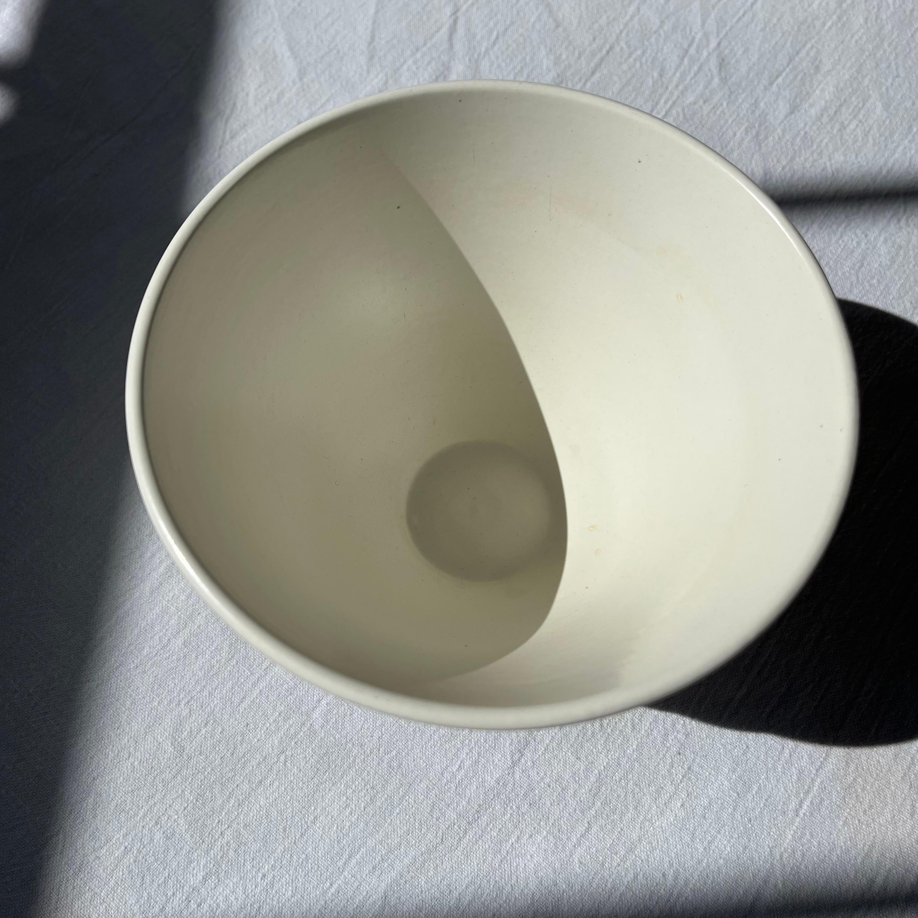 Britannique Petit bol à pied en pierre de lune de Keith Murray, Design 3753 pour Wedgwood vers 1935 en vente