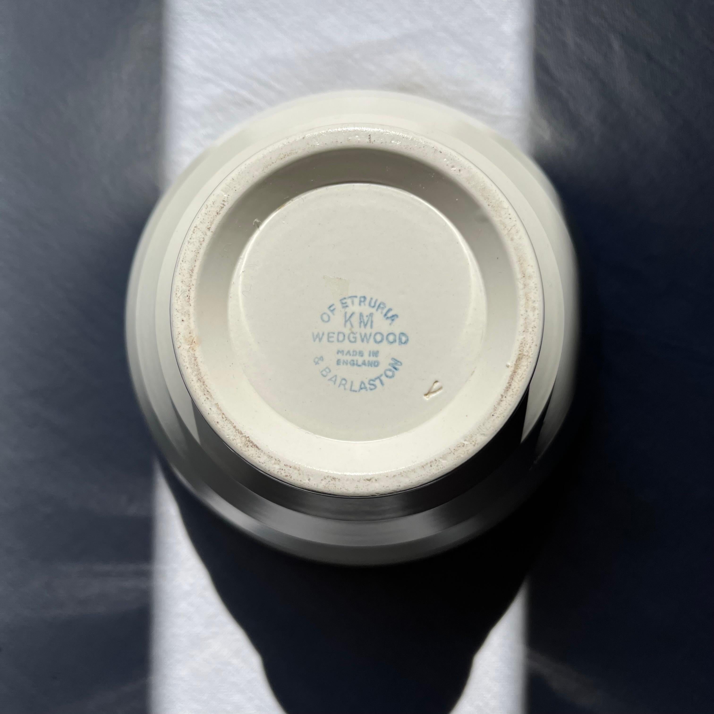 Vernissé Petit bol à pied en pierre de lune de Keith Murray, Design 3753 pour Wedgwood vers 1935 en vente