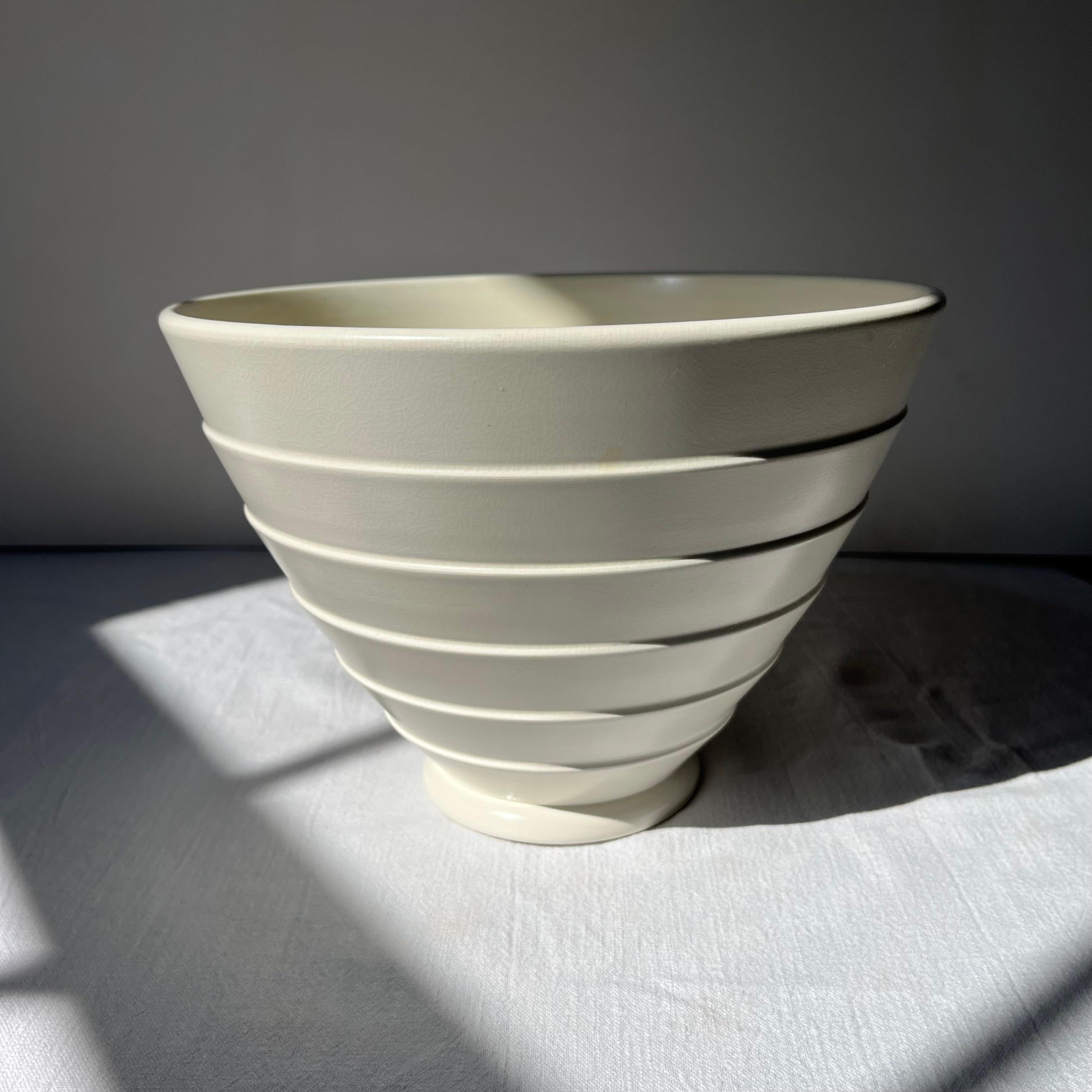 Vaso grande in pietra di luna di Keith Murray per Wedgwood, Model No. 3753.

Keith Murray è stato uno dei designer più importanti e influenti dell'industria britannica della ceramica e del vetro nella prima parte del XX secolo.

Le sue