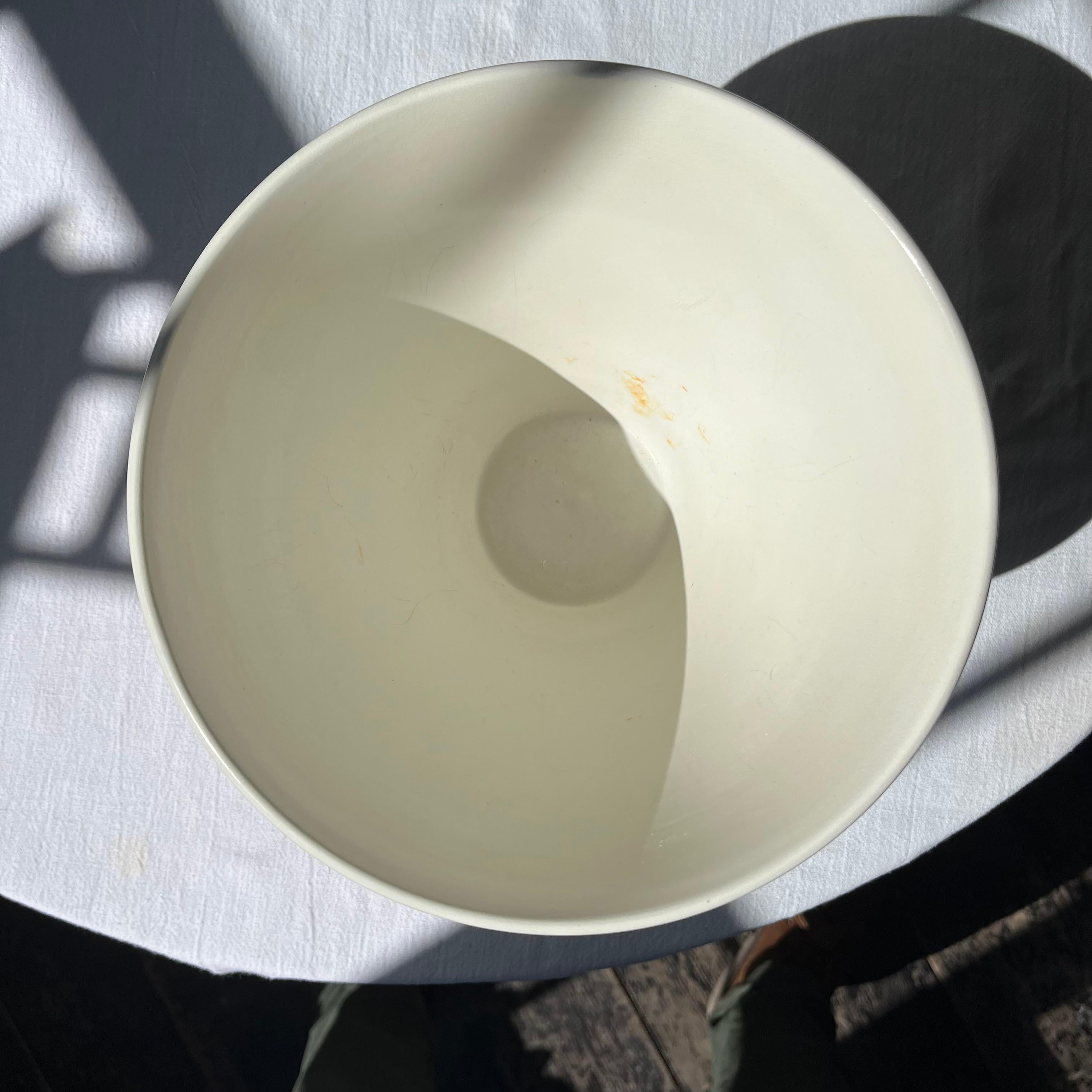 Art Déco Keith Murray Large Footed Bowl in Moonstone, Design 3753 for Wedgwood in vendita