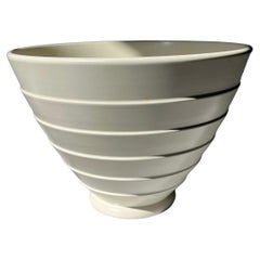 Keith Murray Große Schale mit Fuß aus Mondstein, Design 3753 für Wedgwood