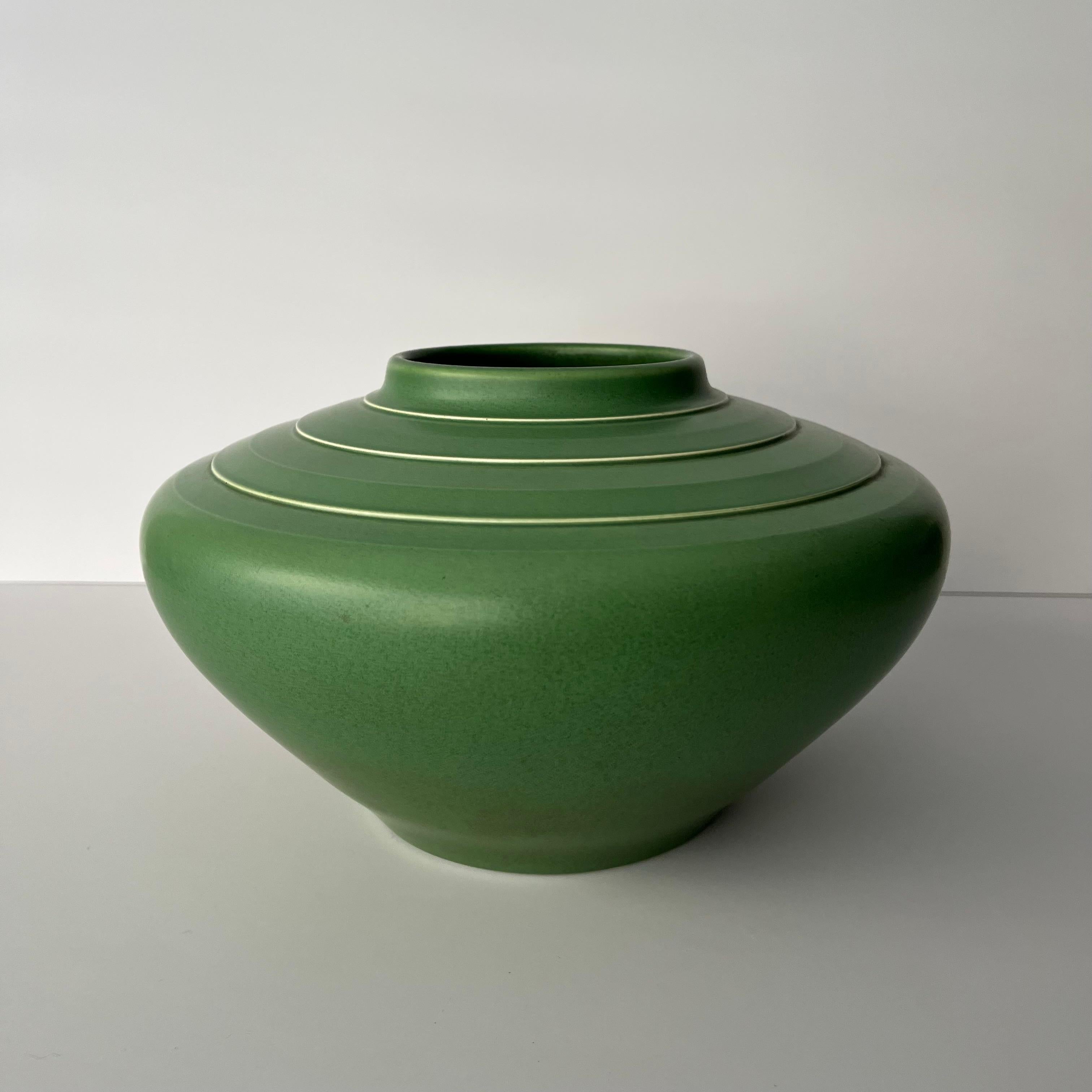 Grand vase de Keith Murray en glaçure verte, design 3820 pour Wedgwood.

Keith Murray a été l'un des designers les plus importants et les plus influents de l'industrie britannique de la céramique et du verre au début du XXe siècle.

Ses