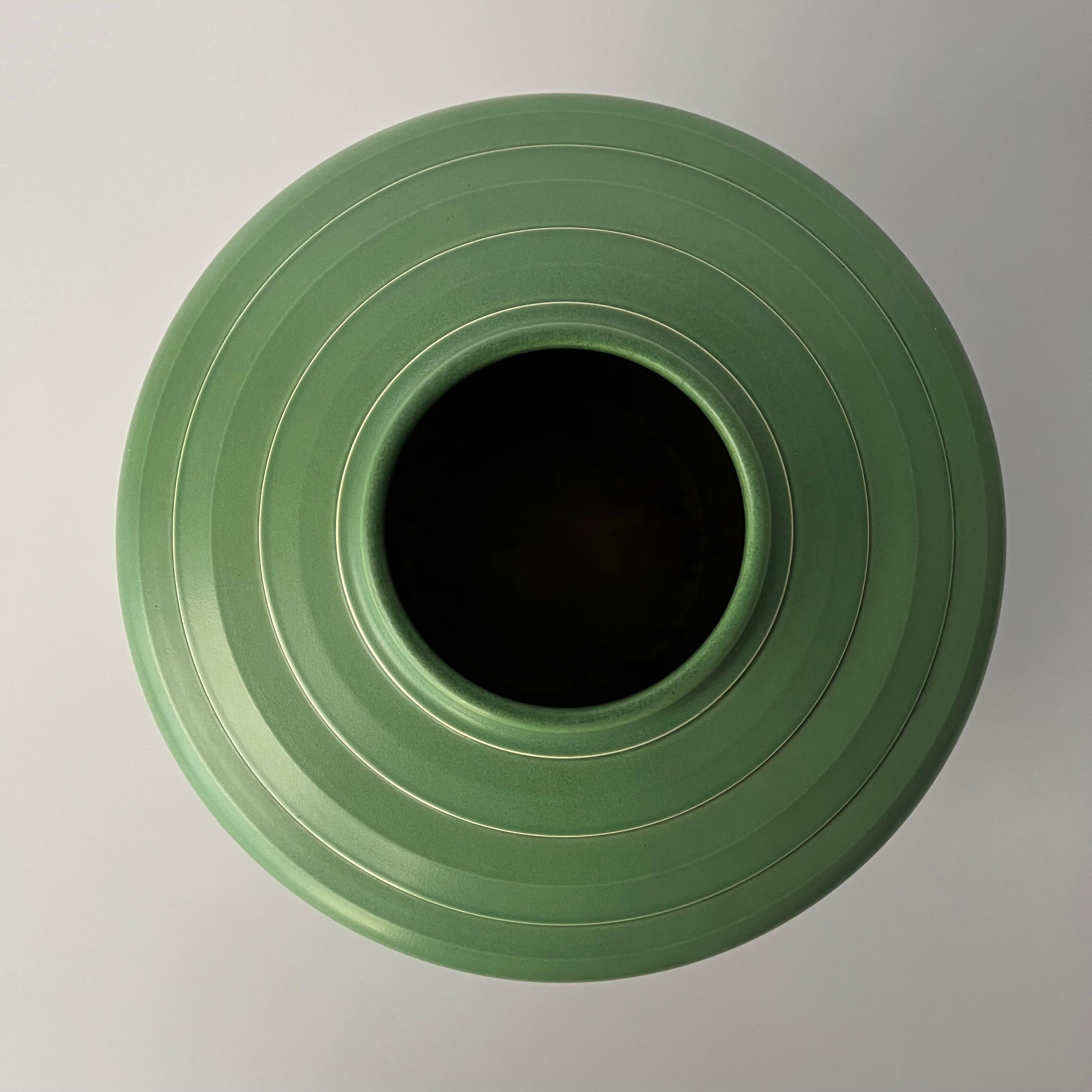 Britannique Grand vase Keith Murray en Greene & Greene, Design 3820 pour Wedgwood en vente