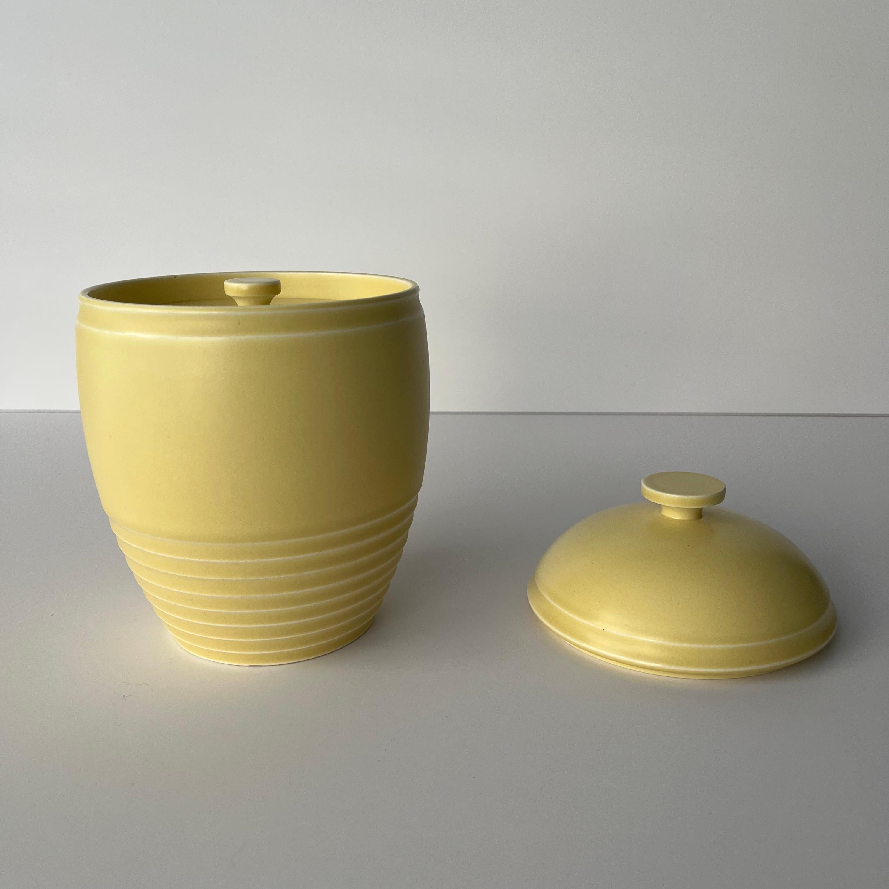 Keith Murray war einer der wichtigsten und einflussreichsten Designer, die in der britischen Keramik- und Glasindustrie zu Beginn des 20.

Vor allem seine keramischen Kollaborationen mit Wedgwood haben ihm ein bleibendes Vermächtnis beschert. Diese