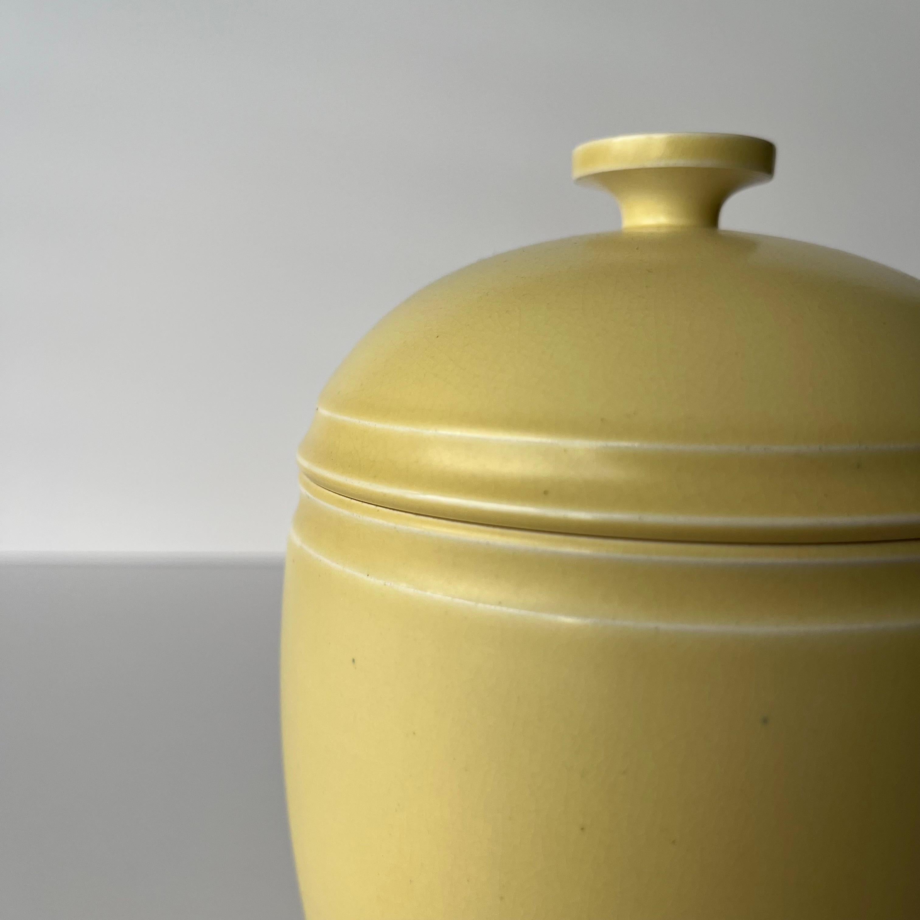 Keith Murray Deckeldose aus mattem Stroh, Design 3862 für Wedgwood (Art déco) im Angebot