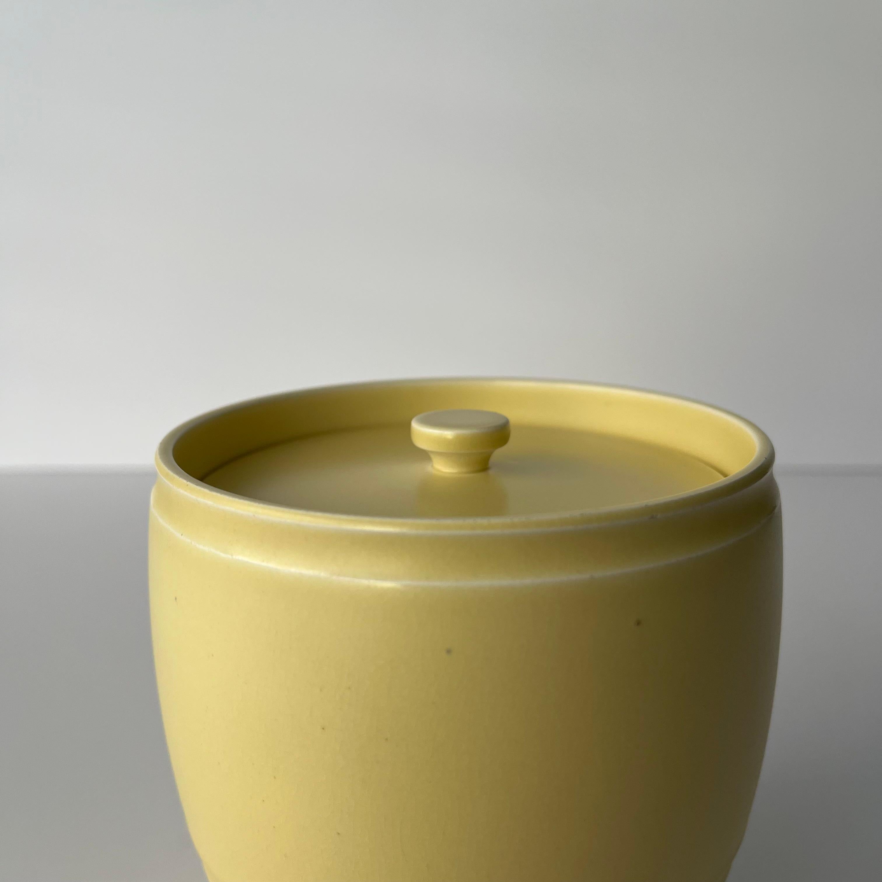 Keith Murray Deckeldose aus mattem Stroh, Design 3862 für Wedgwood (Britisch) im Angebot