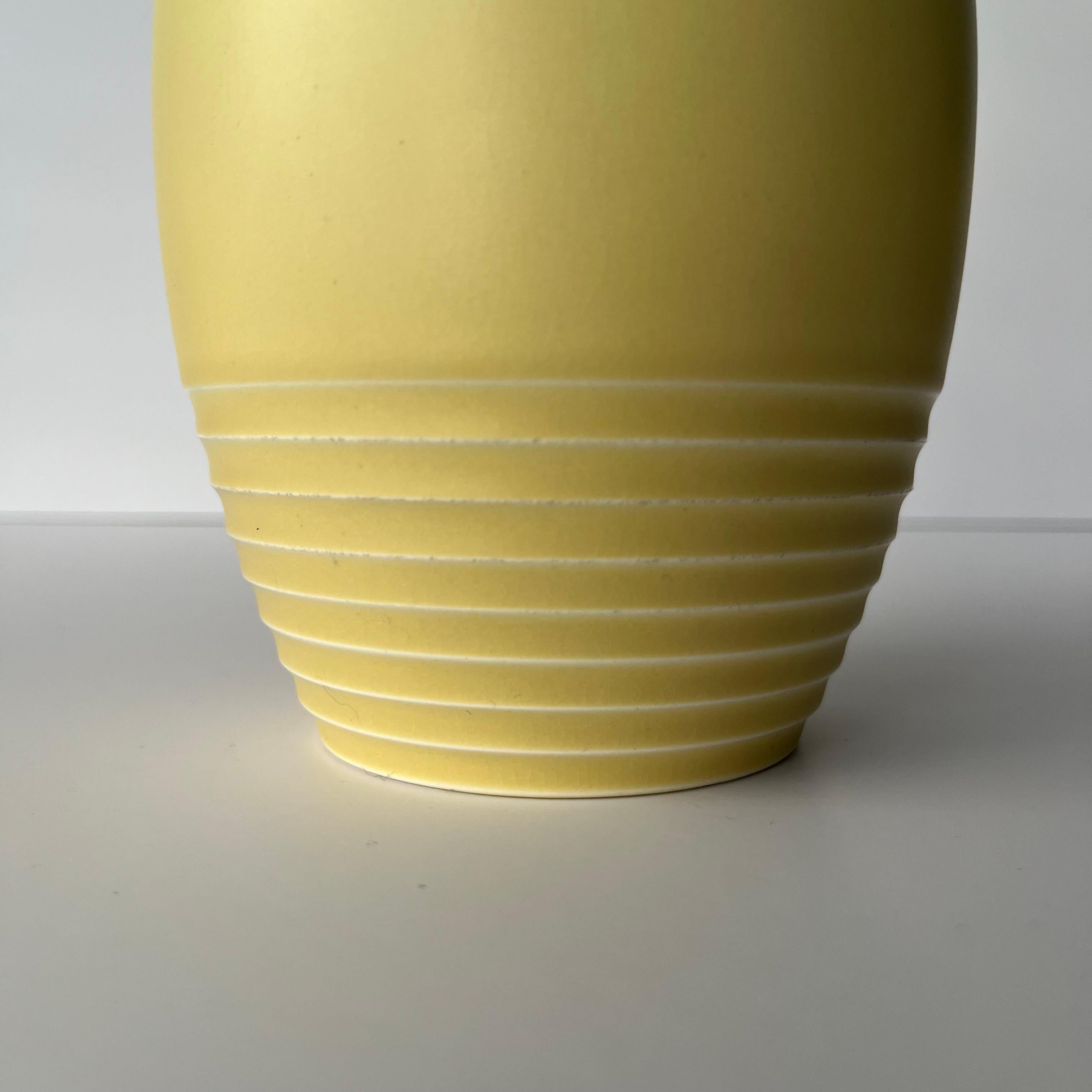 Keith Murray Deckeldose aus mattem Stroh, Design 3862 für Wedgwood (Glasiert) im Angebot