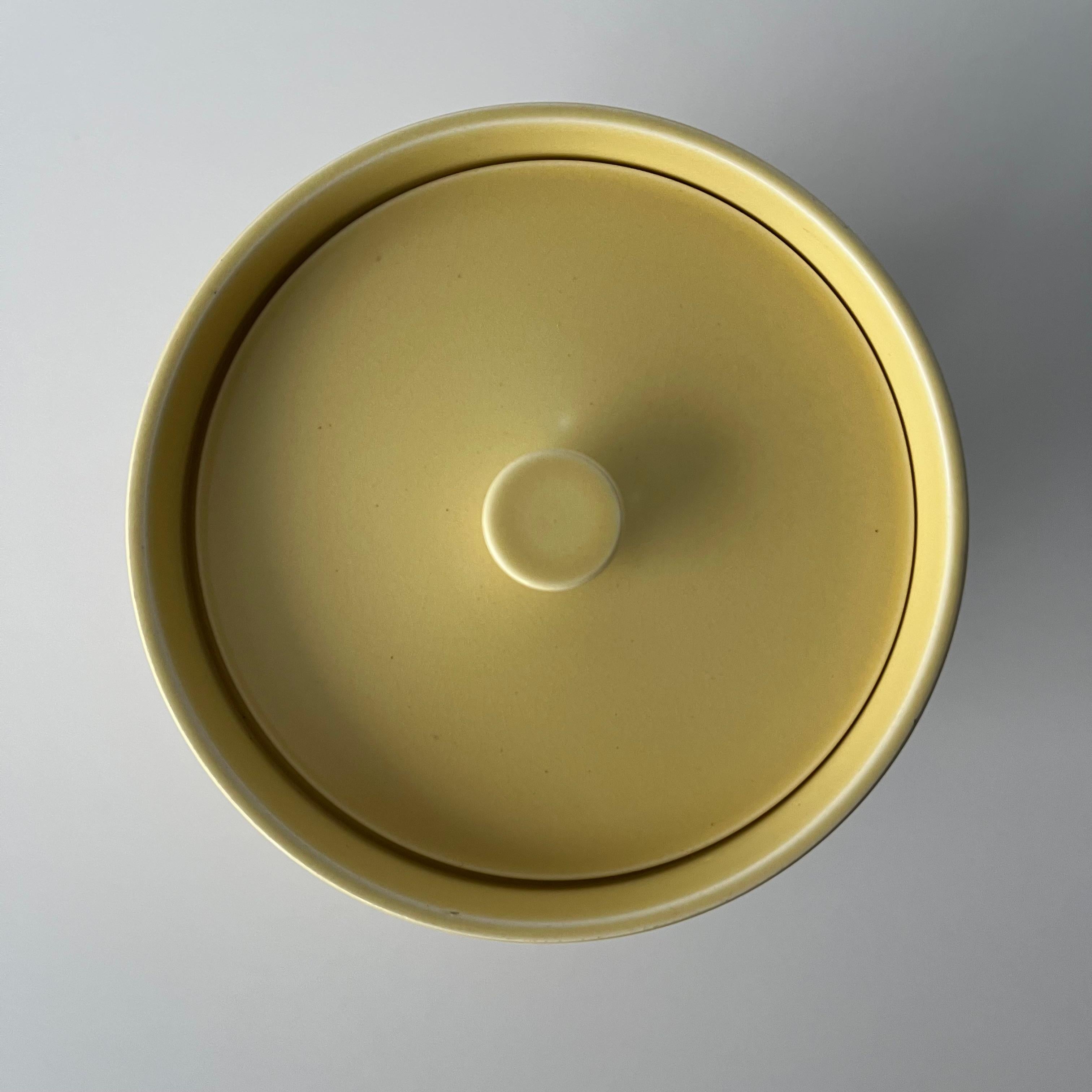 Keith Murray Deckeldose aus mattem Stroh, Design 3862 für Wedgwood im Zustand „Gut“ im Angebot in CA, CA