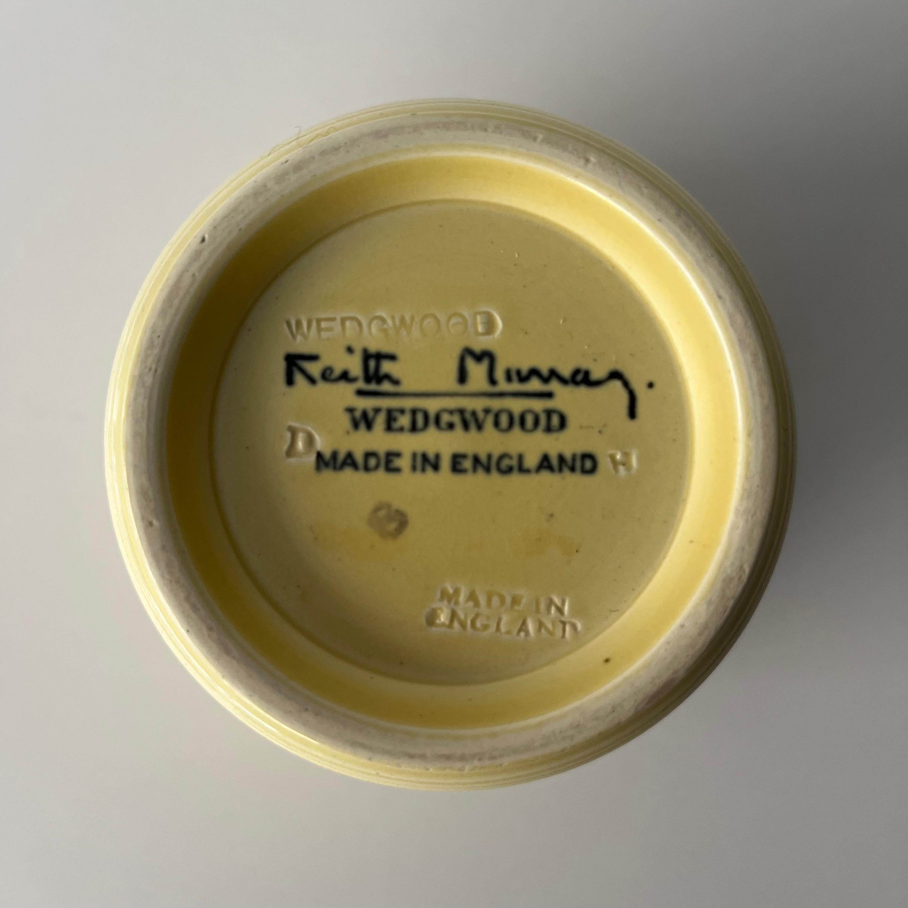 Keith Murray Deckeldose aus mattem Stroh, Design 3862 für Wedgwood (Mitte des 20. Jahrhunderts) im Angebot