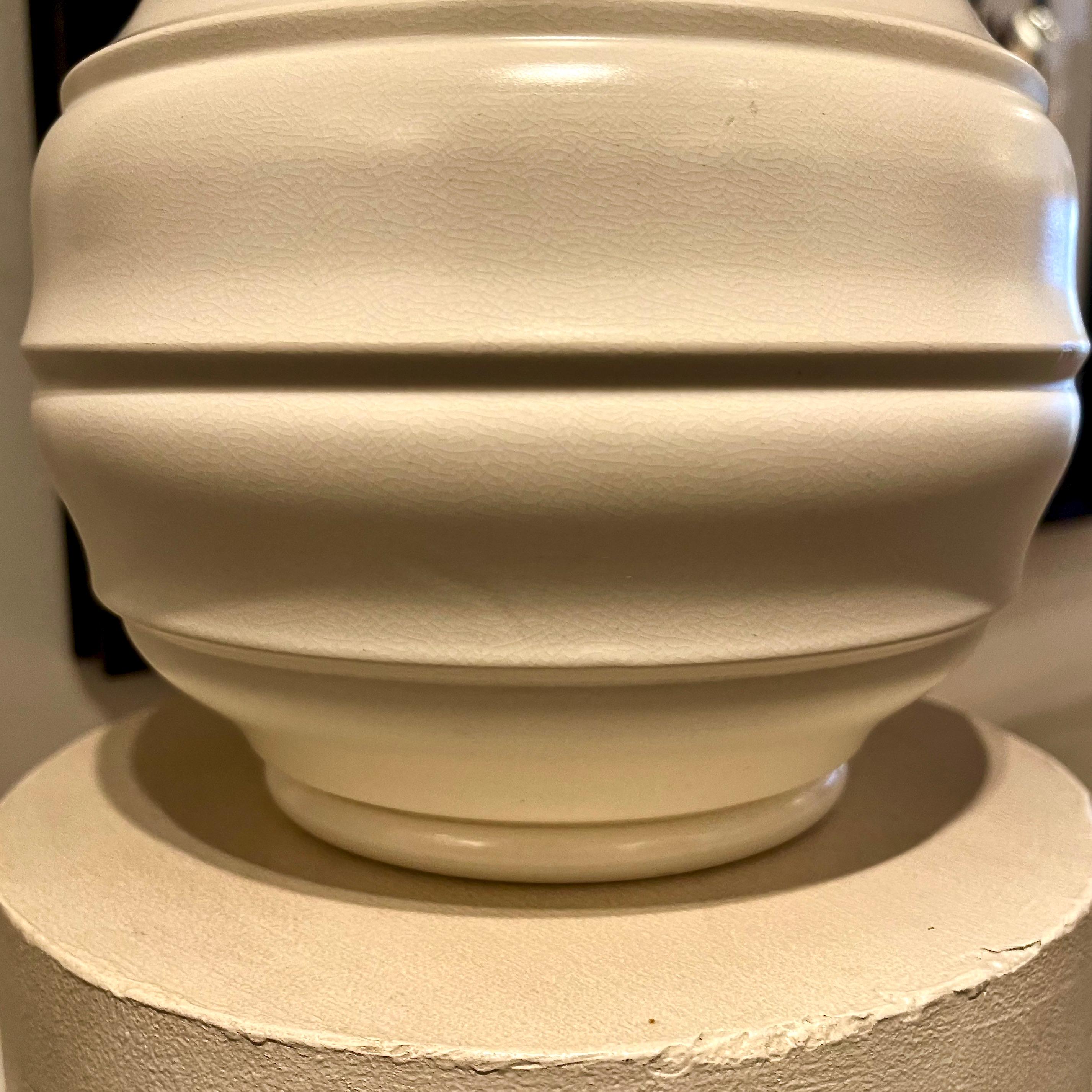 Britannico Keith Murray - Vaso con smalto di pietra di luna per Wedgwood, Model No. 3802 Circa 1935 in vendita