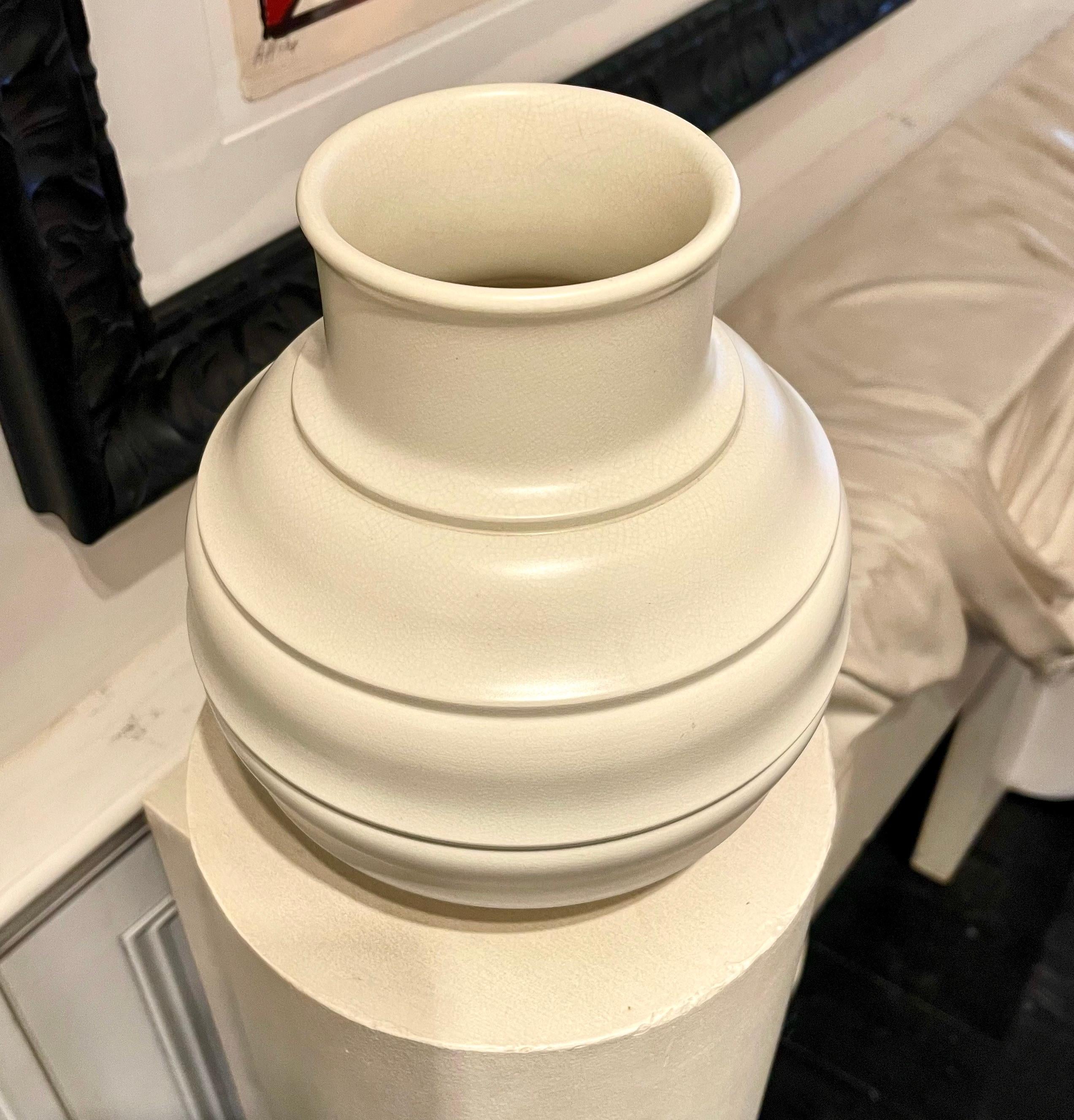 Vase mit Mondsteinglasur von Keith Murray für Wedgwood, Modellnummer 3802, um 1935 im Zustand „Gut“ im Angebot in London, GB