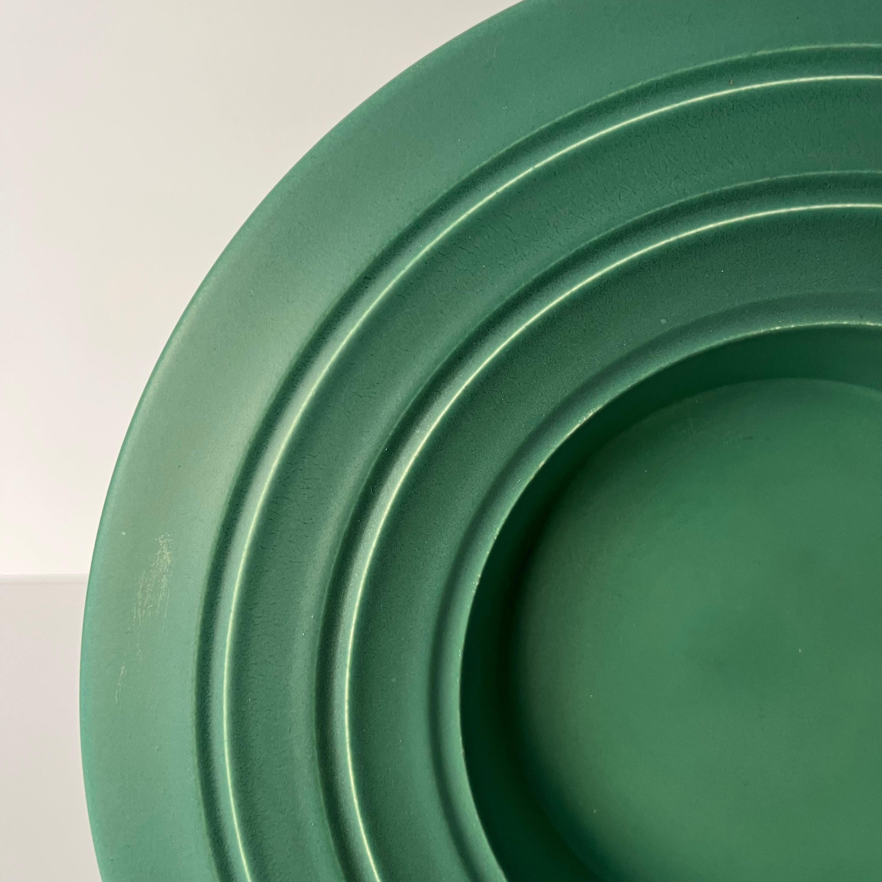 Keith Murray Schalentablett in Mattgrün, Design 3812 für Wedgwood.

Keith Murray war einer der wichtigsten und einflussreichsten Designer, die in der britischen Keramik- und Glasindustrie zu Beginn des 20.

Vor allem seine keramischen