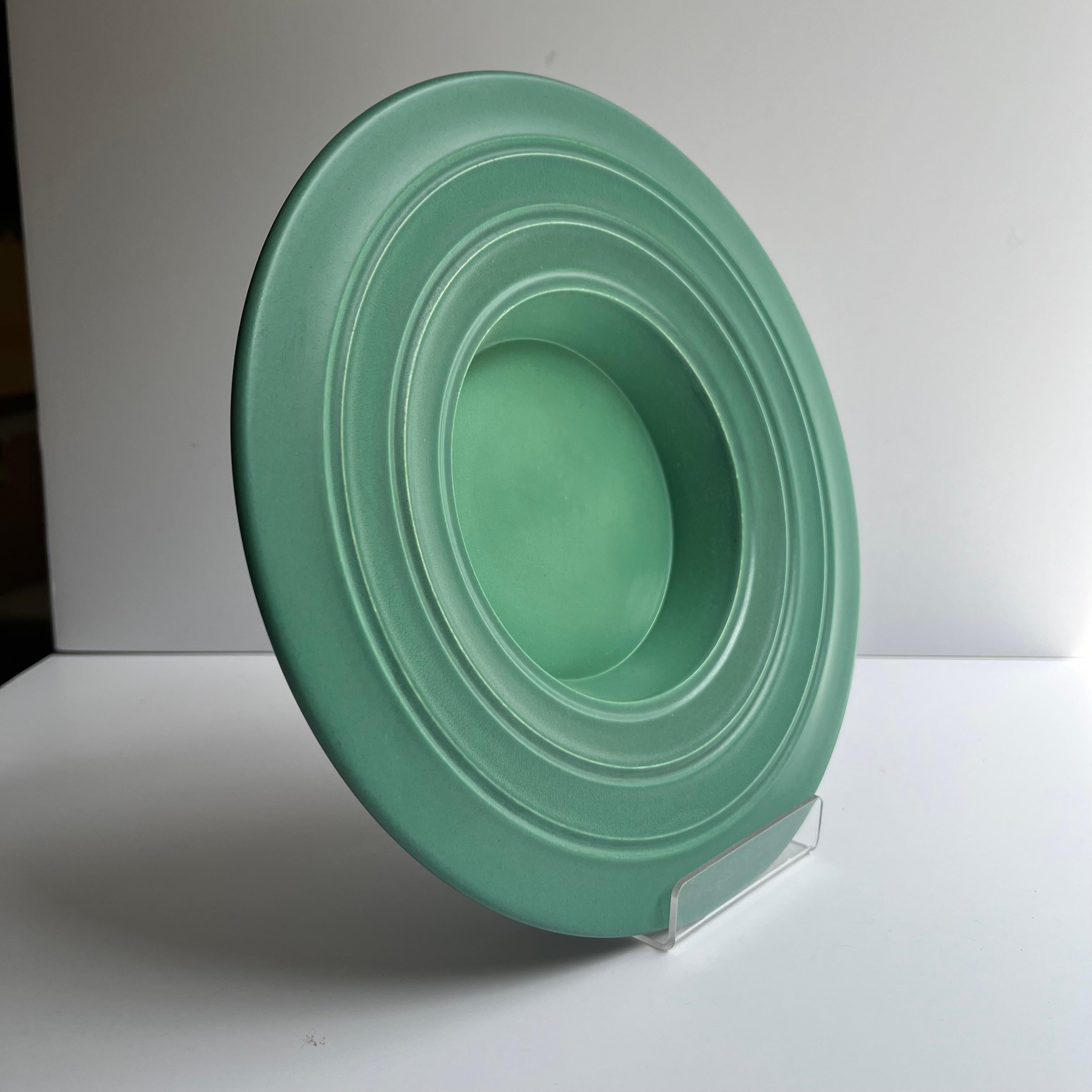 Keith Murray Tablett in Mattgrün, Design 3812 für Wedgwood (Art déco) im Angebot