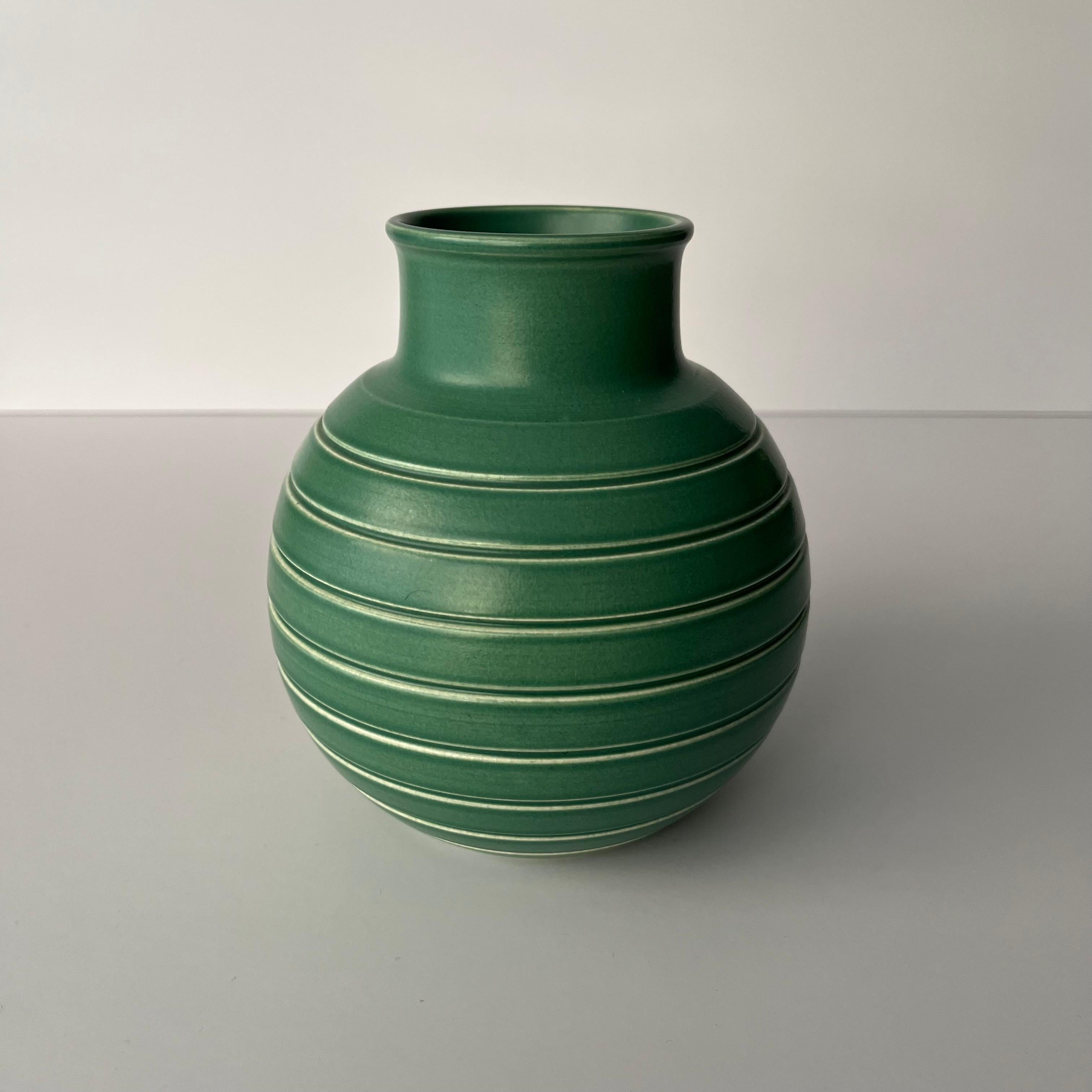 Keith Murray Vase von Wedgwood, Modellnummer 3801.

Eine wunderbare kugelförmige Vase mit mattgrüner Glasur und handgedrehtem Runddekor. 
Eingedruckte und gedruckte Fabrikmarken mit Keith Murrays Unterschrift auf dem Sockel.

Keith Murray war einer