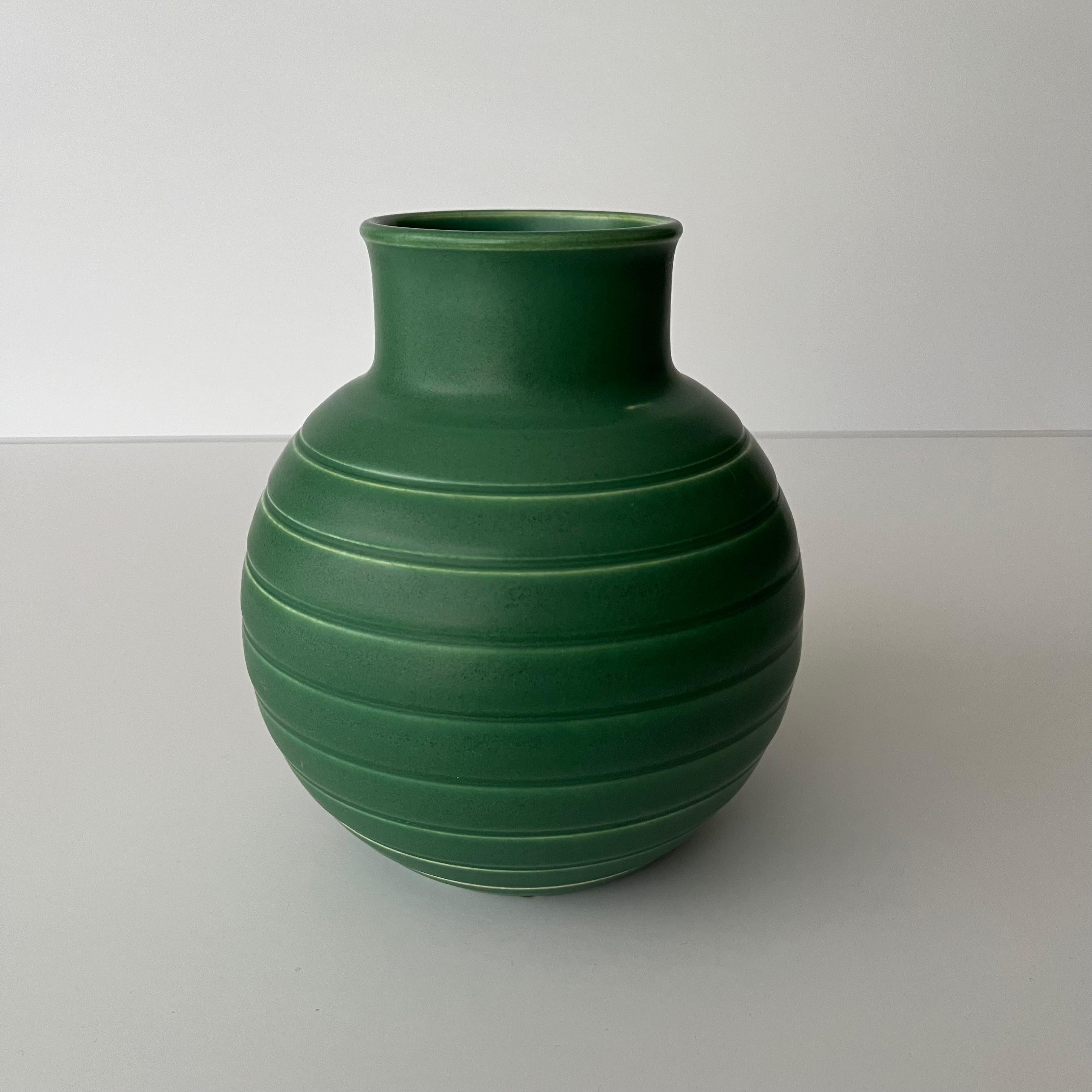 Keith Murray war einer der wichtigsten und einflussreichsten Designer, die in der britischen Keramik- und Glasindustrie zu Beginn des 20.

Vor allem seine keramischen Kollaborationen mit Wedgwood haben ihm ein bleibendes Vermächtnis beschert. Diese