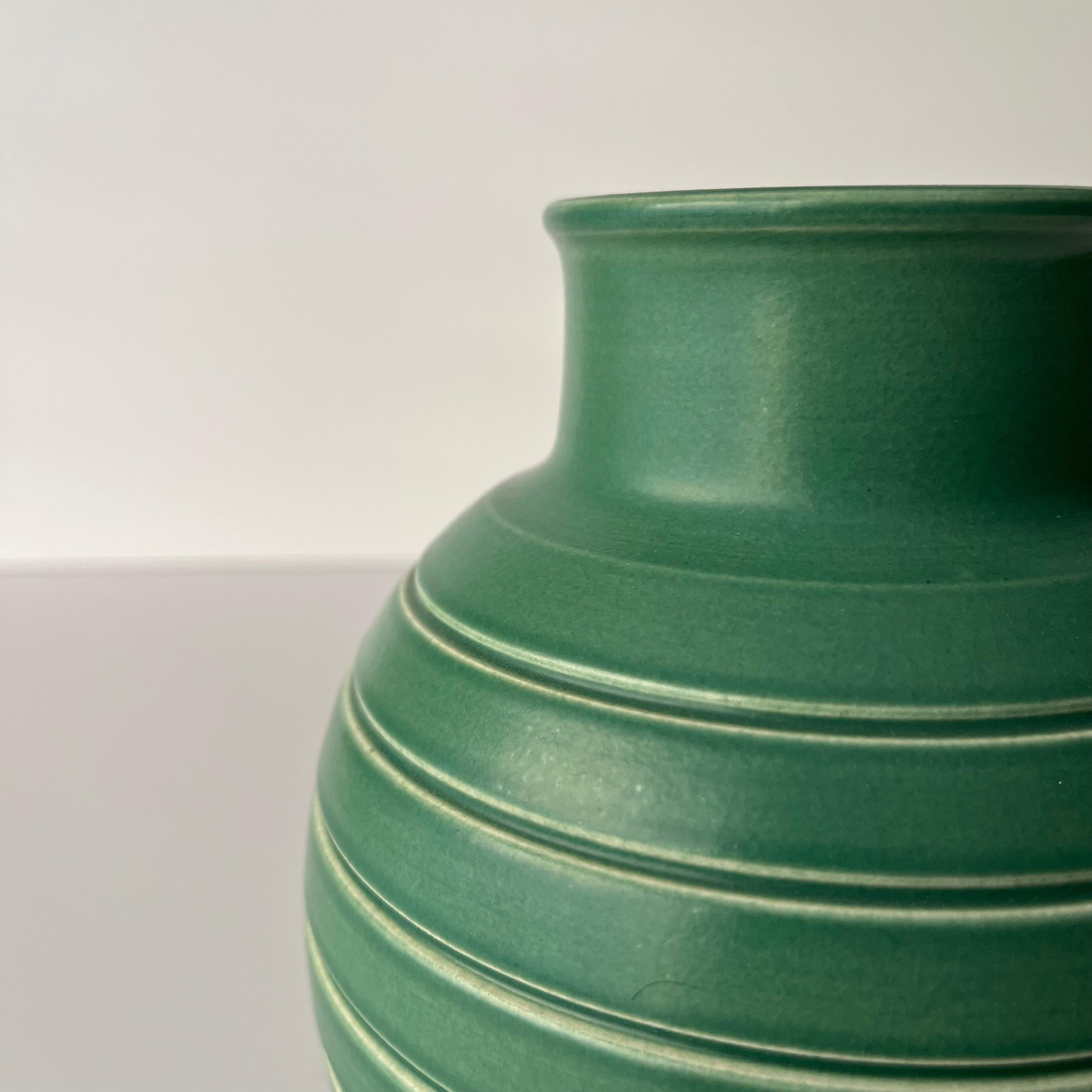 Keith Murray Vase in Mattgrün, Design 3801 für Wedgwood (Art déco) im Angebot
