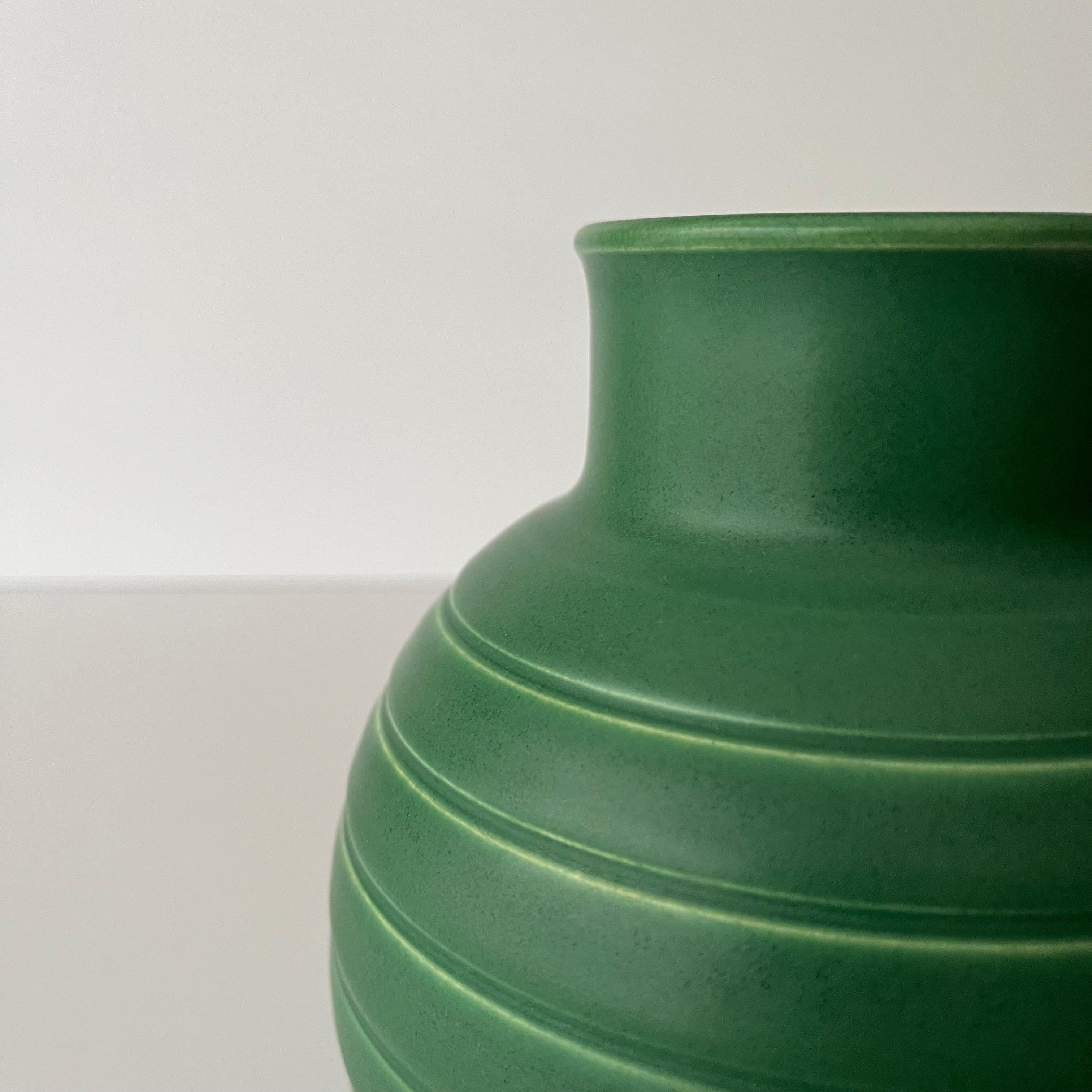 Keith Murray Vase in Mattgrün, Design 3801 für Wedgwood (Art déco) im Angebot