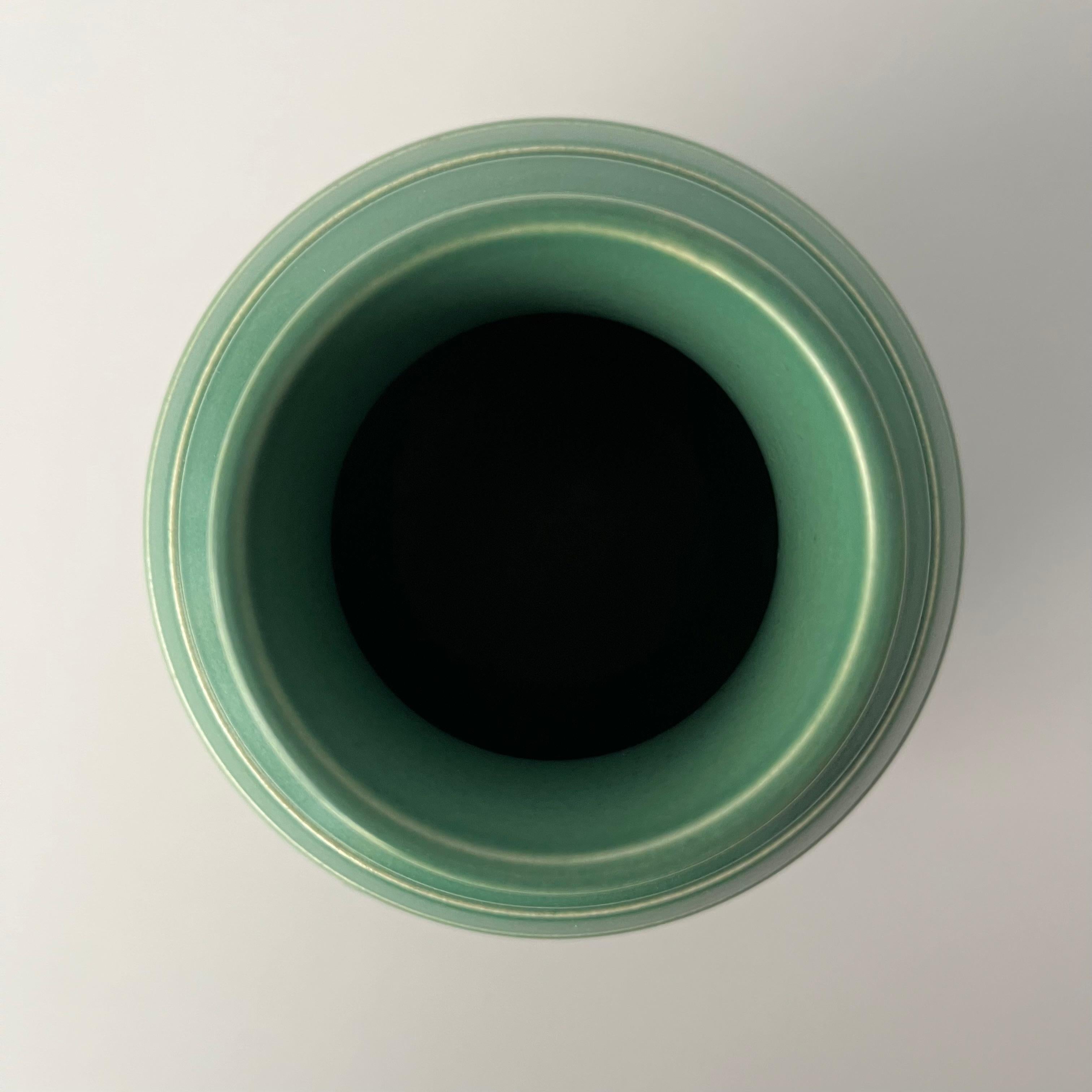 Keith Murray Vase in Mattgrün, Design 3801 für Wedgwood (Britisch) im Angebot