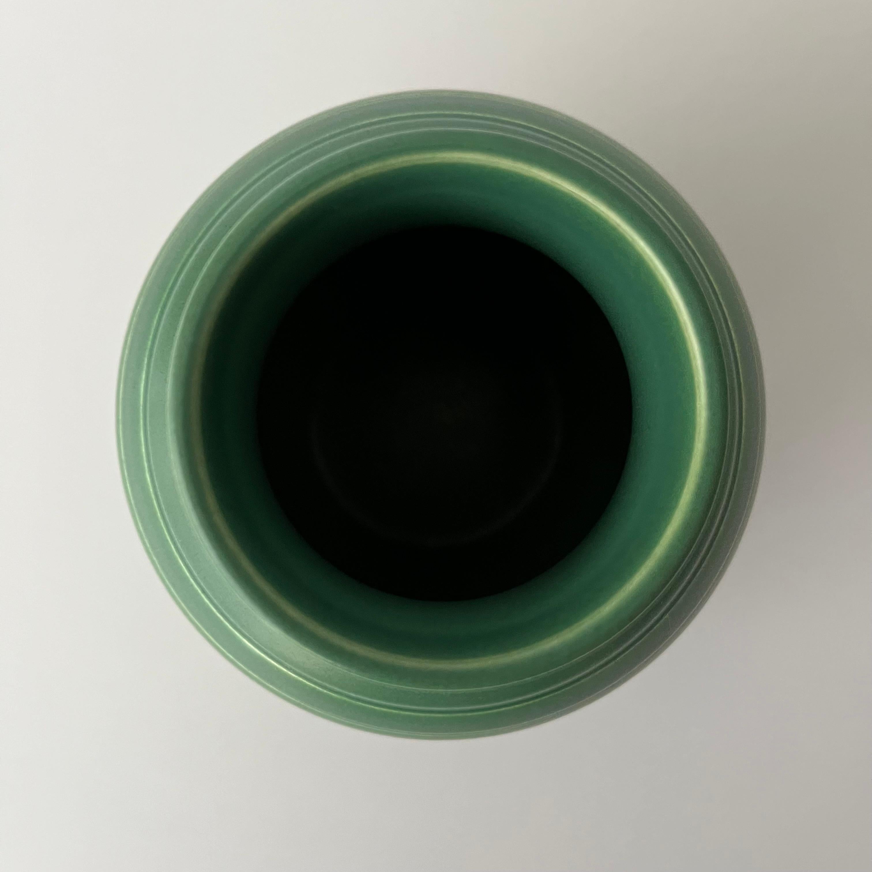 Keith Murray Vase in Mattgrün, Design 3801 für Wedgwood (Britisch) im Angebot