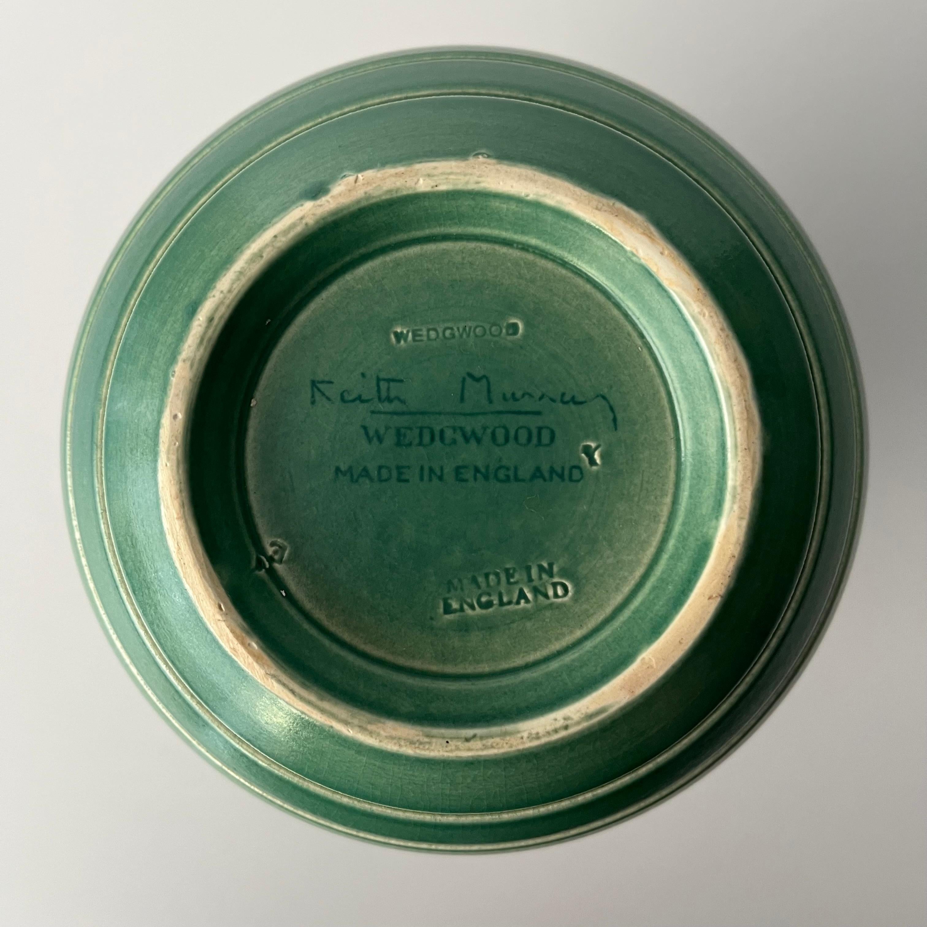 Keith Murray Vase in Mattgrün, Design 3801 für Wedgwood (Glasiert) im Angebot