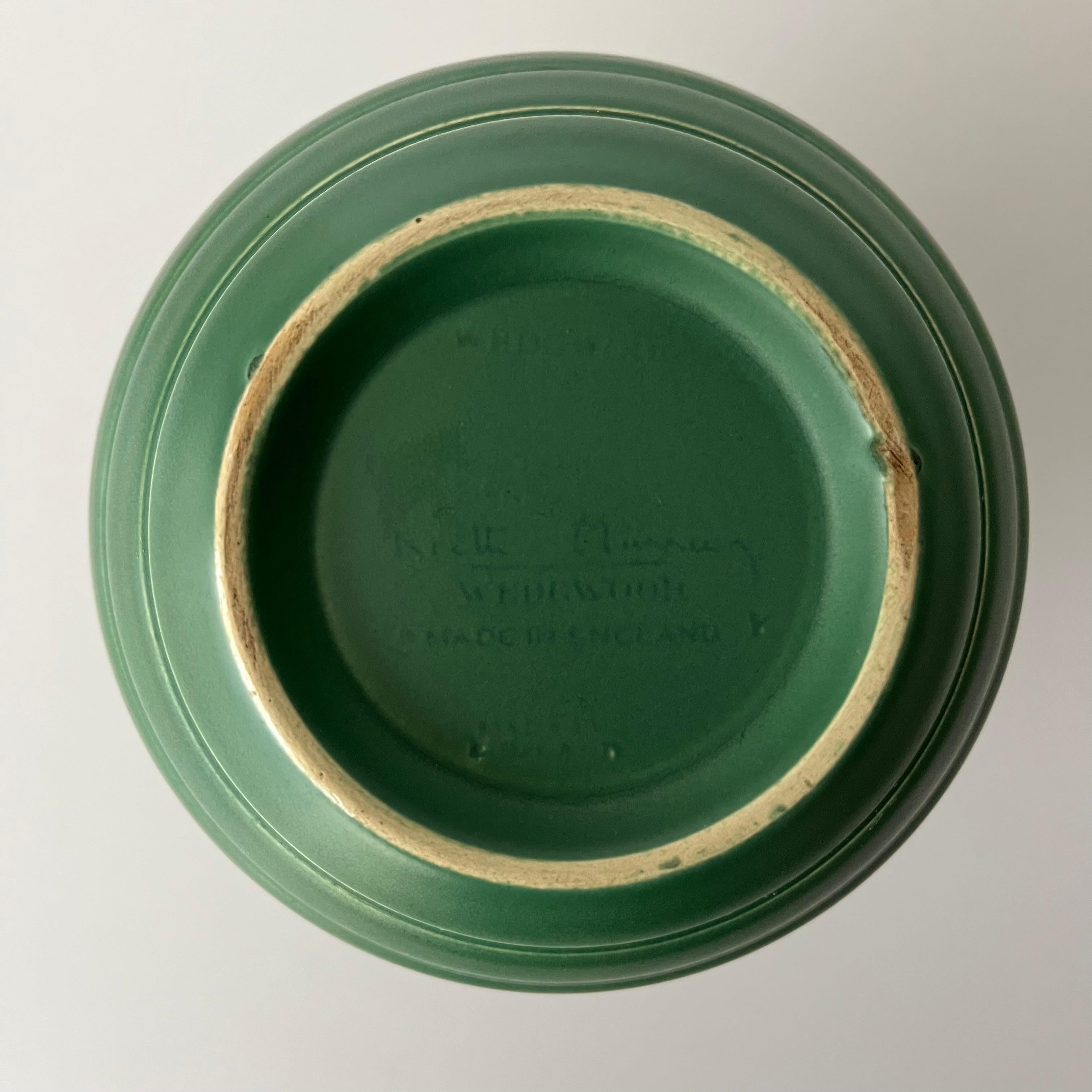 Keith Murray Vase in Mattgrün, Design 3801 für Wedgwood (Glasiert) im Angebot