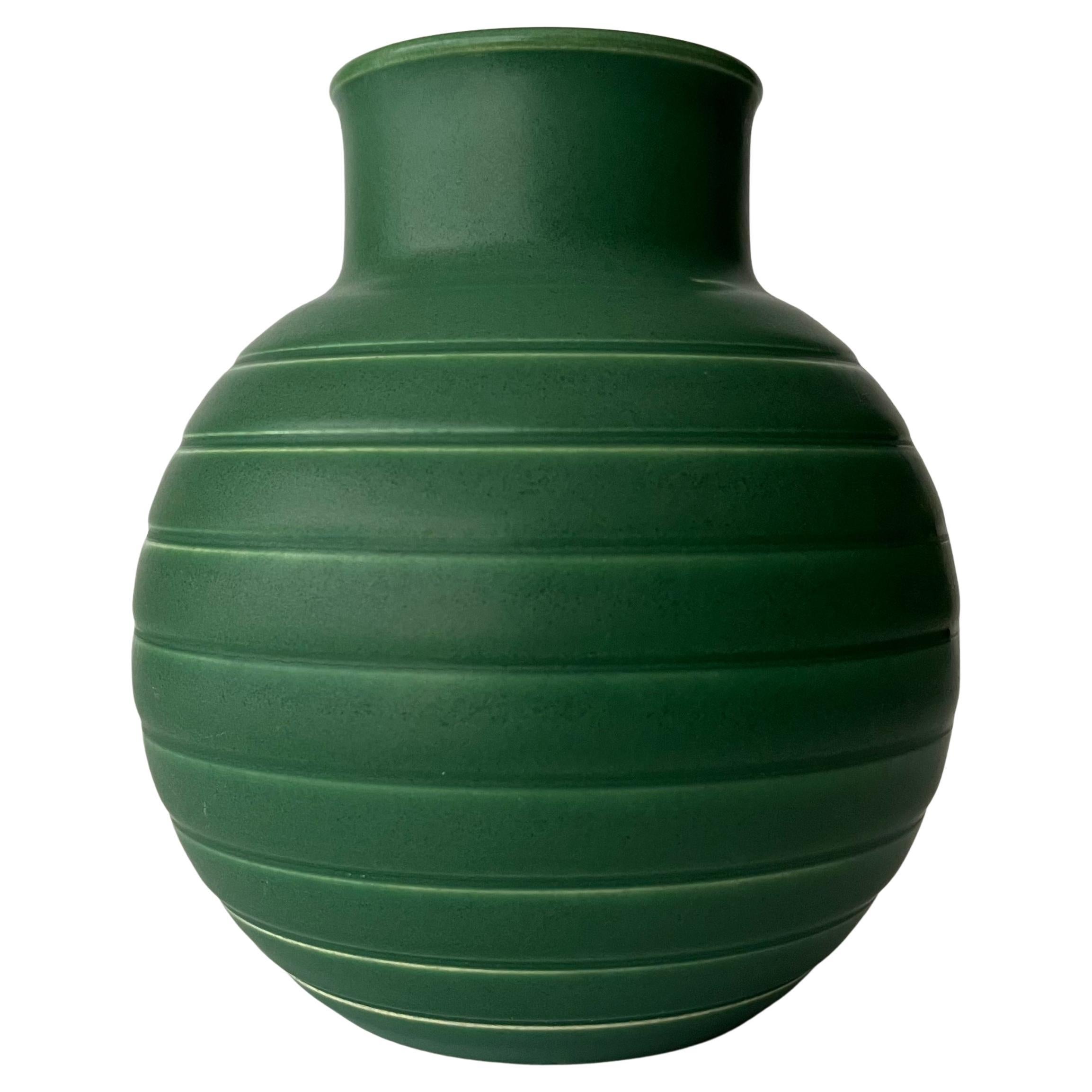 Keith Murray Vase in Mattgrün, Design 3801 für Wedgwood im Angebot