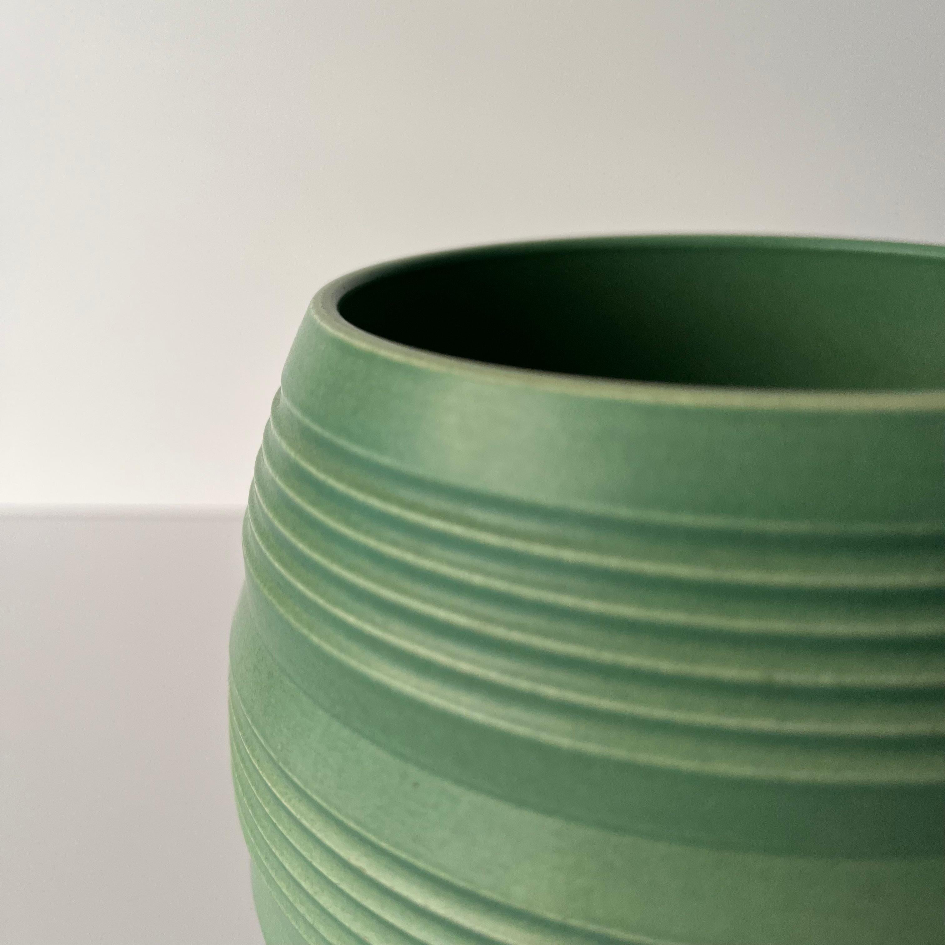 Keith Murray Vase in Mattgrün, Design 3868 für Wedgwood (Art déco) im Angebot