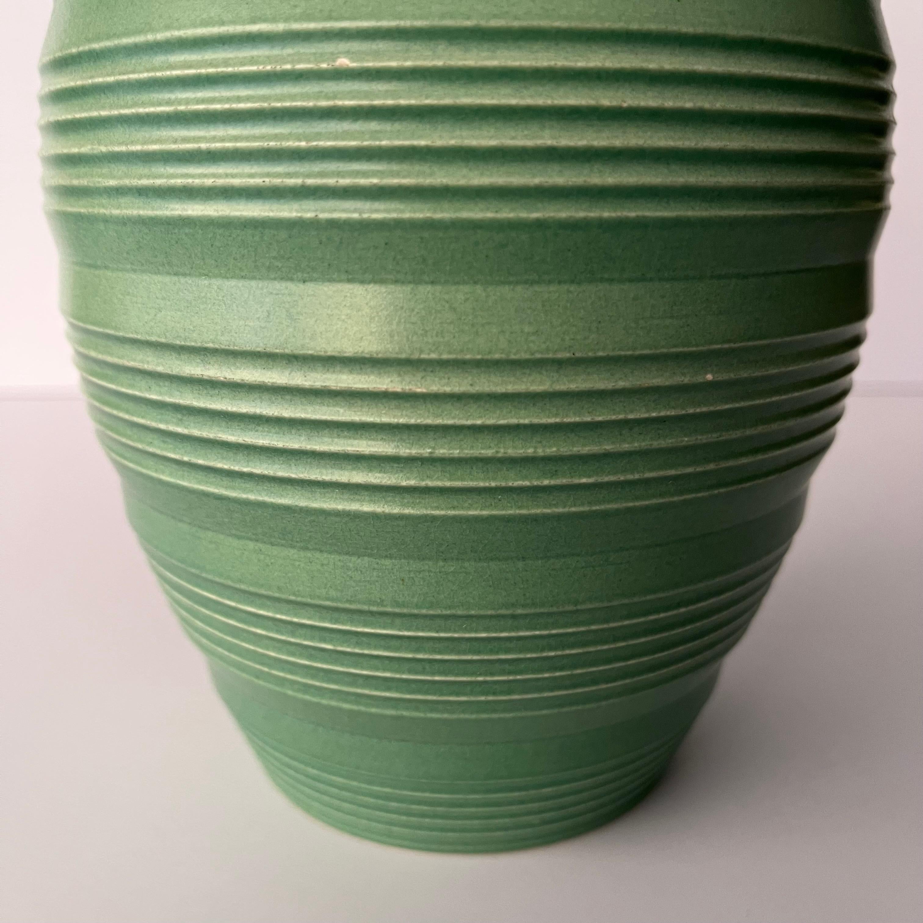 Keith Murray Vase in Mattgrün, Design 3868 für Wedgwood (Britisch) im Angebot