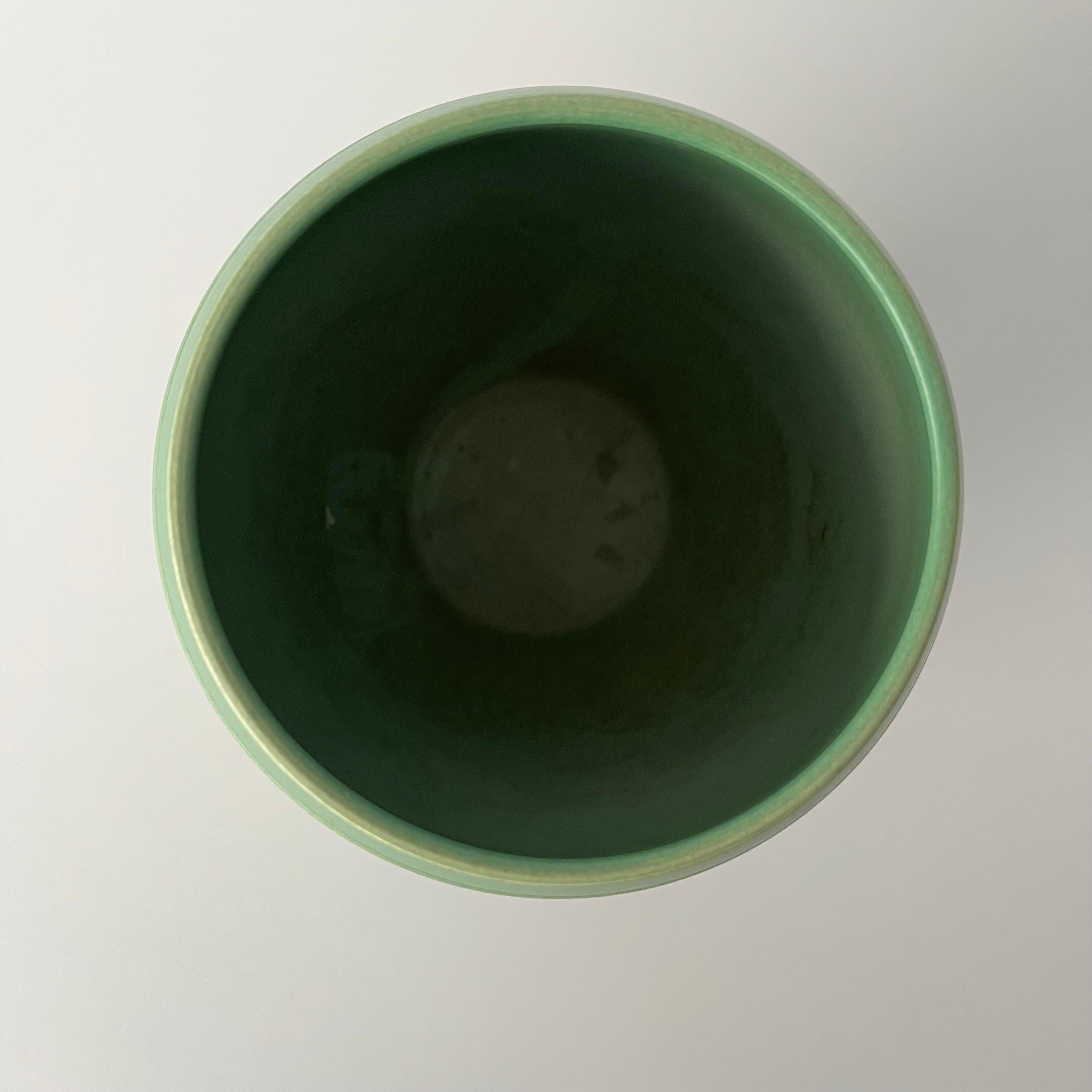 Keith Murray Vase in Mattgrün, Design 3868 für Wedgwood (Glasiert) im Angebot