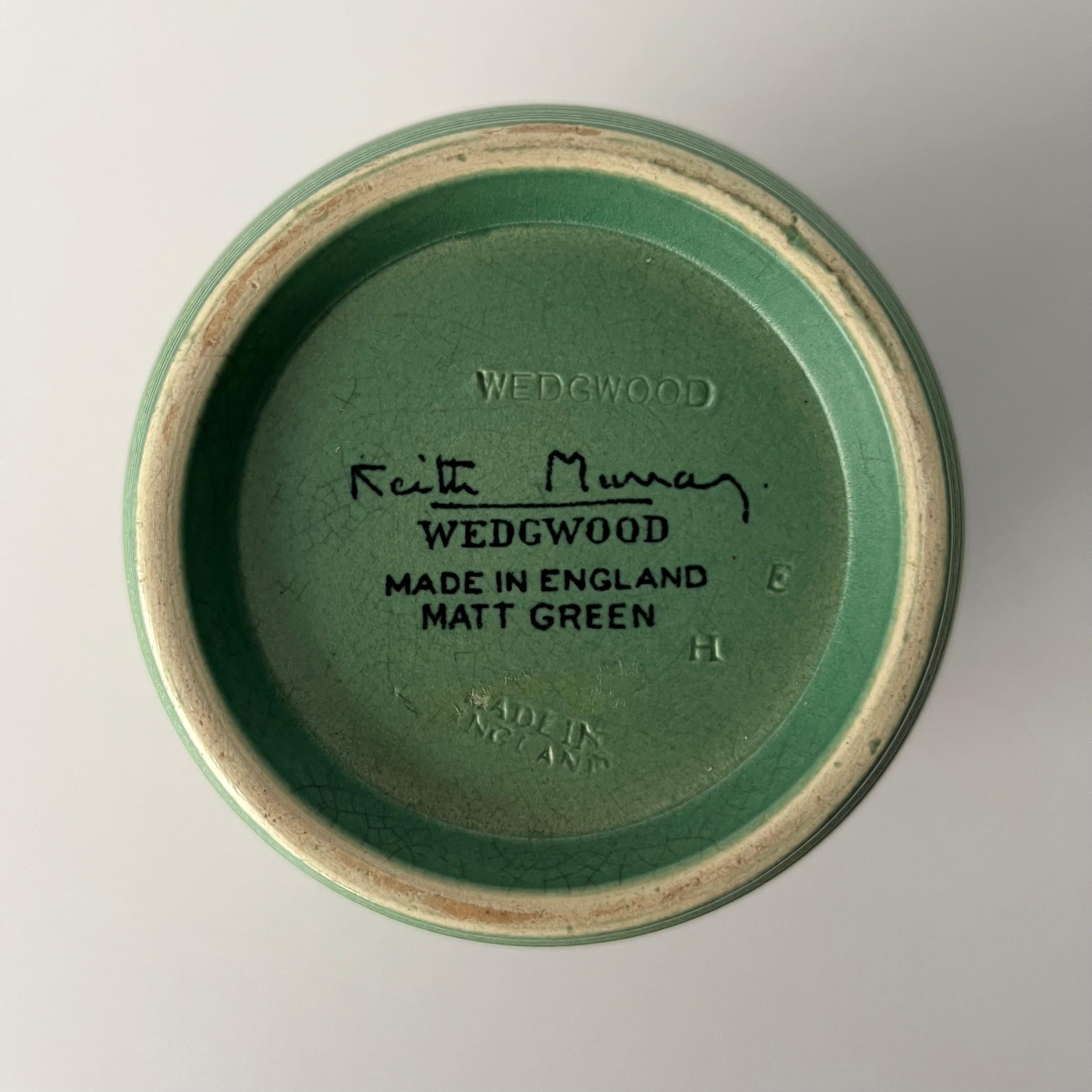 Keith Murray Vase in Mattgrün, Design 3868 für Wedgwood im Zustand „Gut“ im Angebot in CA, CA