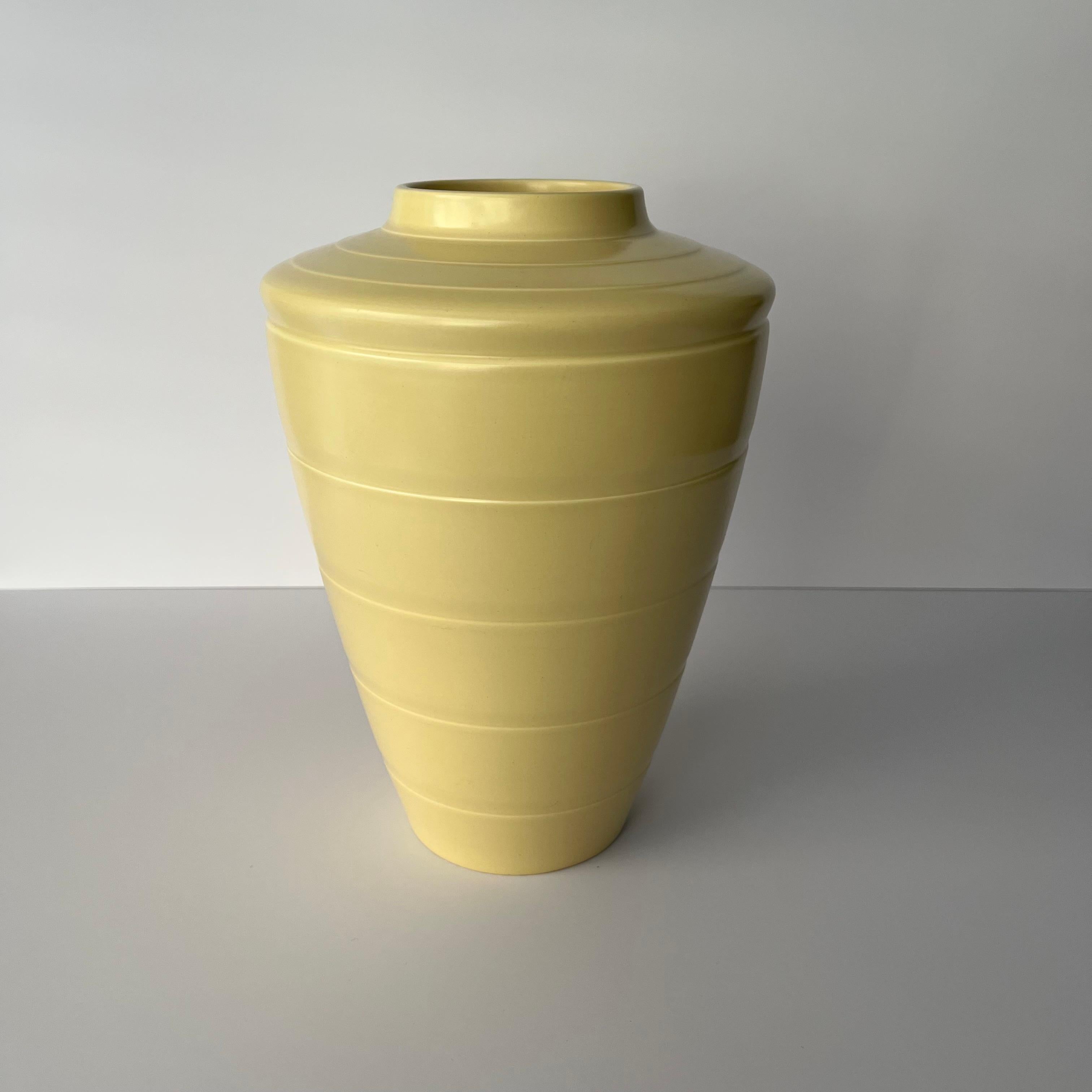 Keith Murray a été l'un des designers les plus importants et les plus influents de l'industrie britannique de la céramique et du verre au début du XXe siècle.

Ses collaborations en matière de céramique avec Wedgwood, en particulier, lui ont laissé