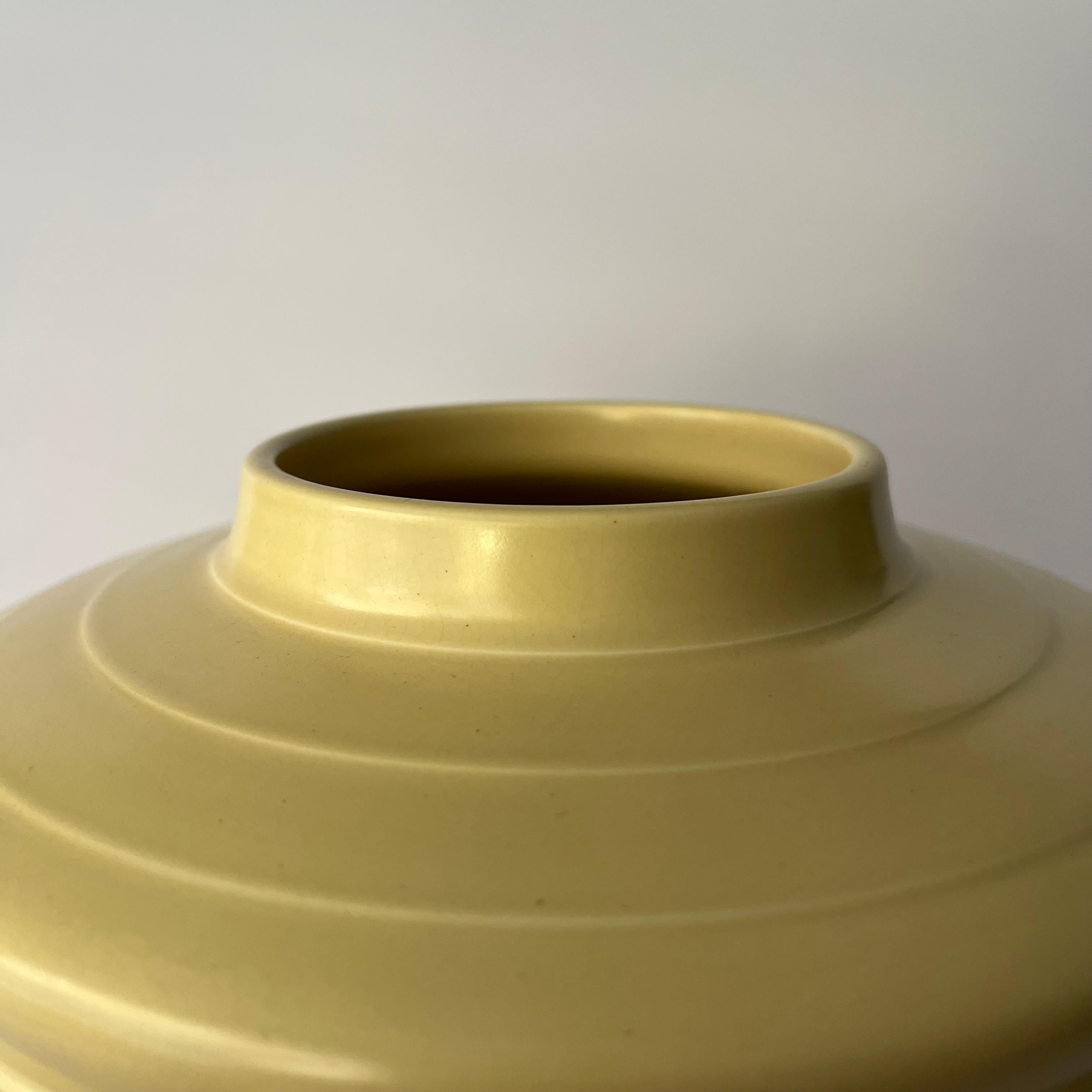 Art déco Vase Keith Murray en paille mate, Design 3805 pour Wedgwood en vente