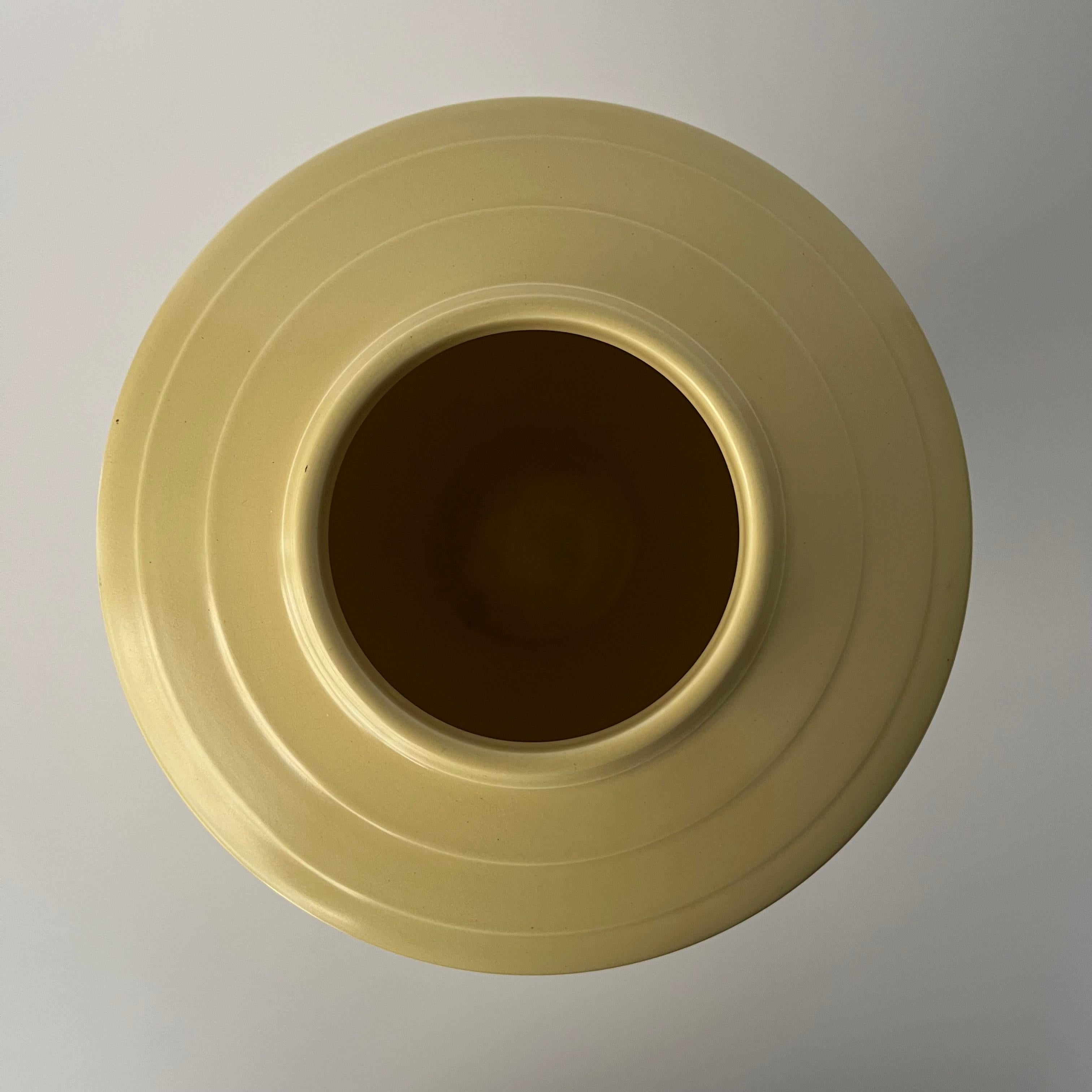 Britannique Vase Keith Murray en paille mate, Design 3805 pour Wedgwood en vente