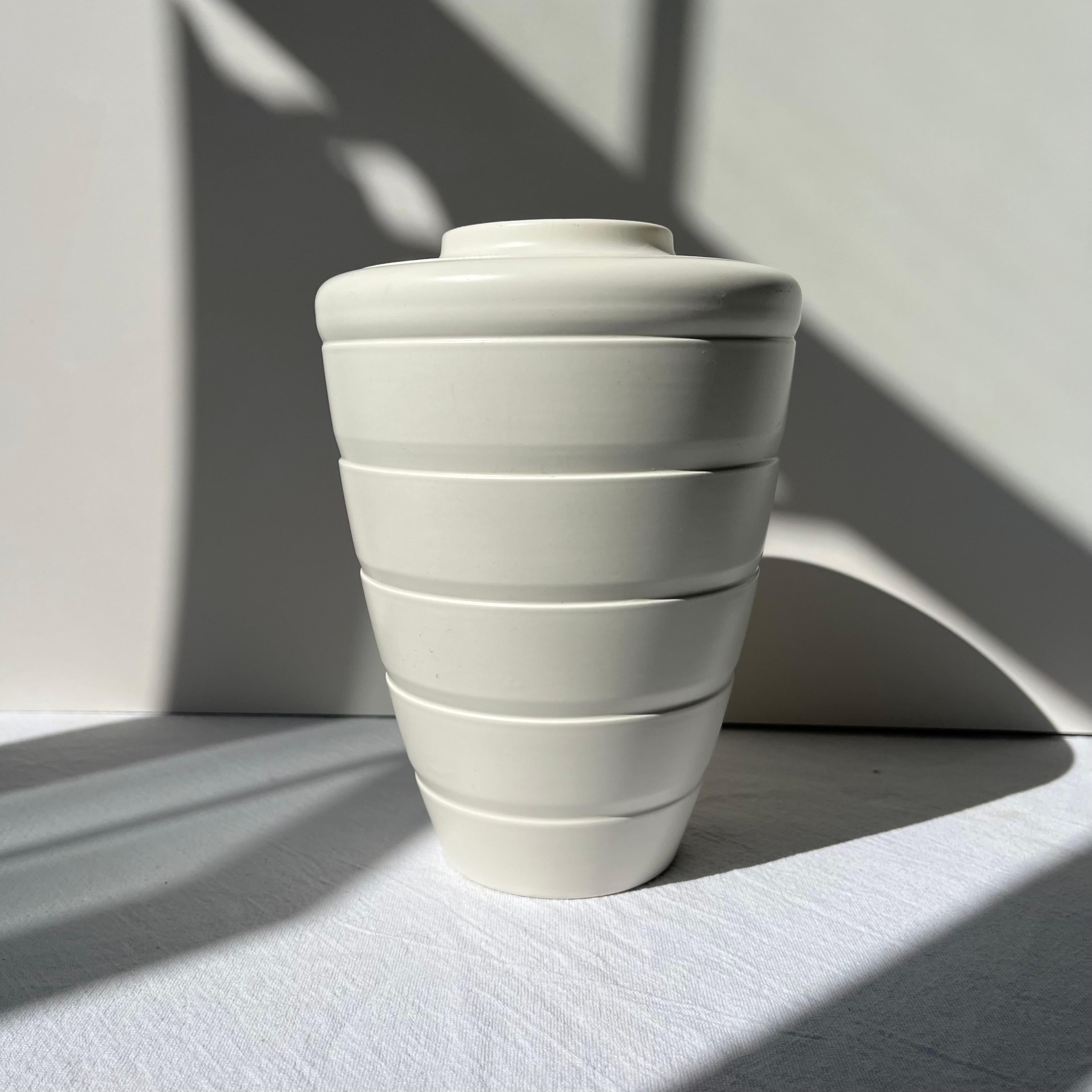 Keith Murray Mondstein-Glasur-Vase für Wedgwood, Modellnummer 3805

Steingut mit 