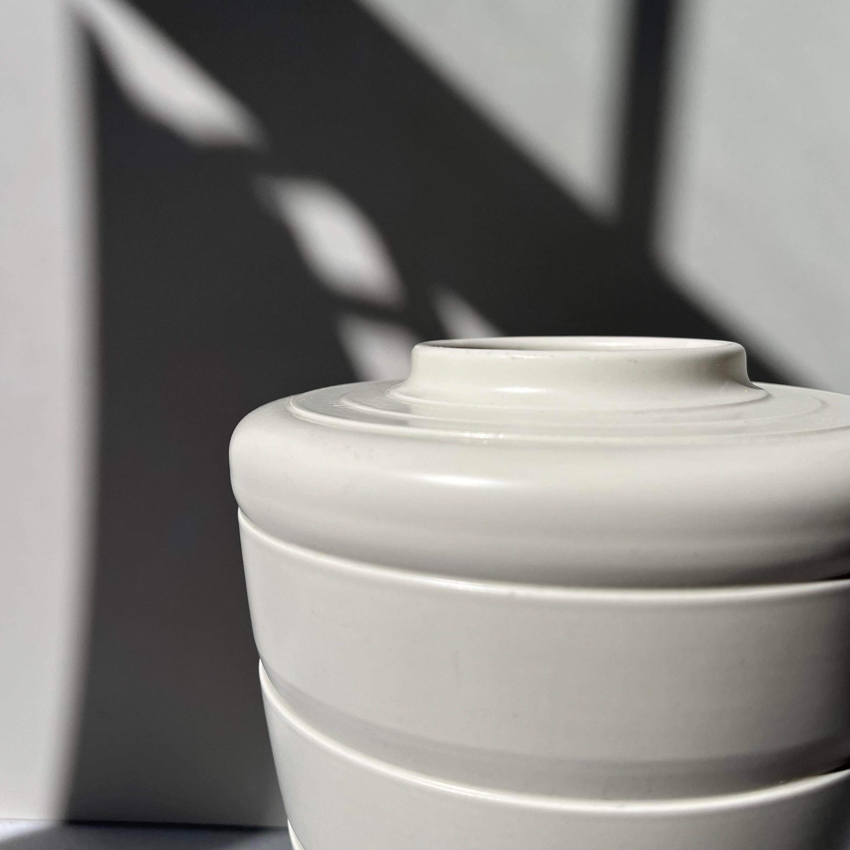 Keith Murray Vase aus Mondstein, Design 3805 für Wedgwood (Art déco) im Angebot