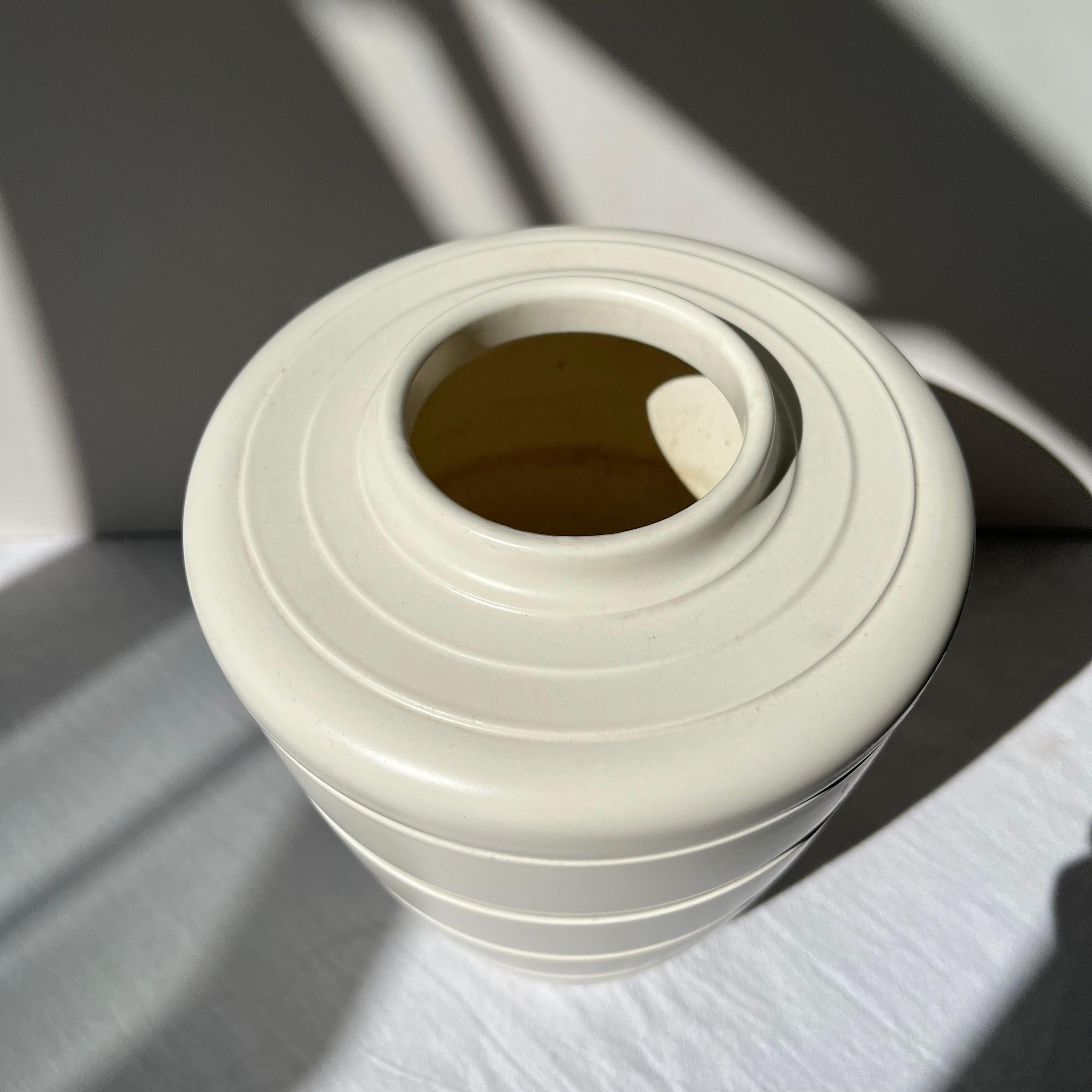 Keith Murray Vase aus Mondstein, Design 3805 für Wedgwood (Britisch) im Angebot