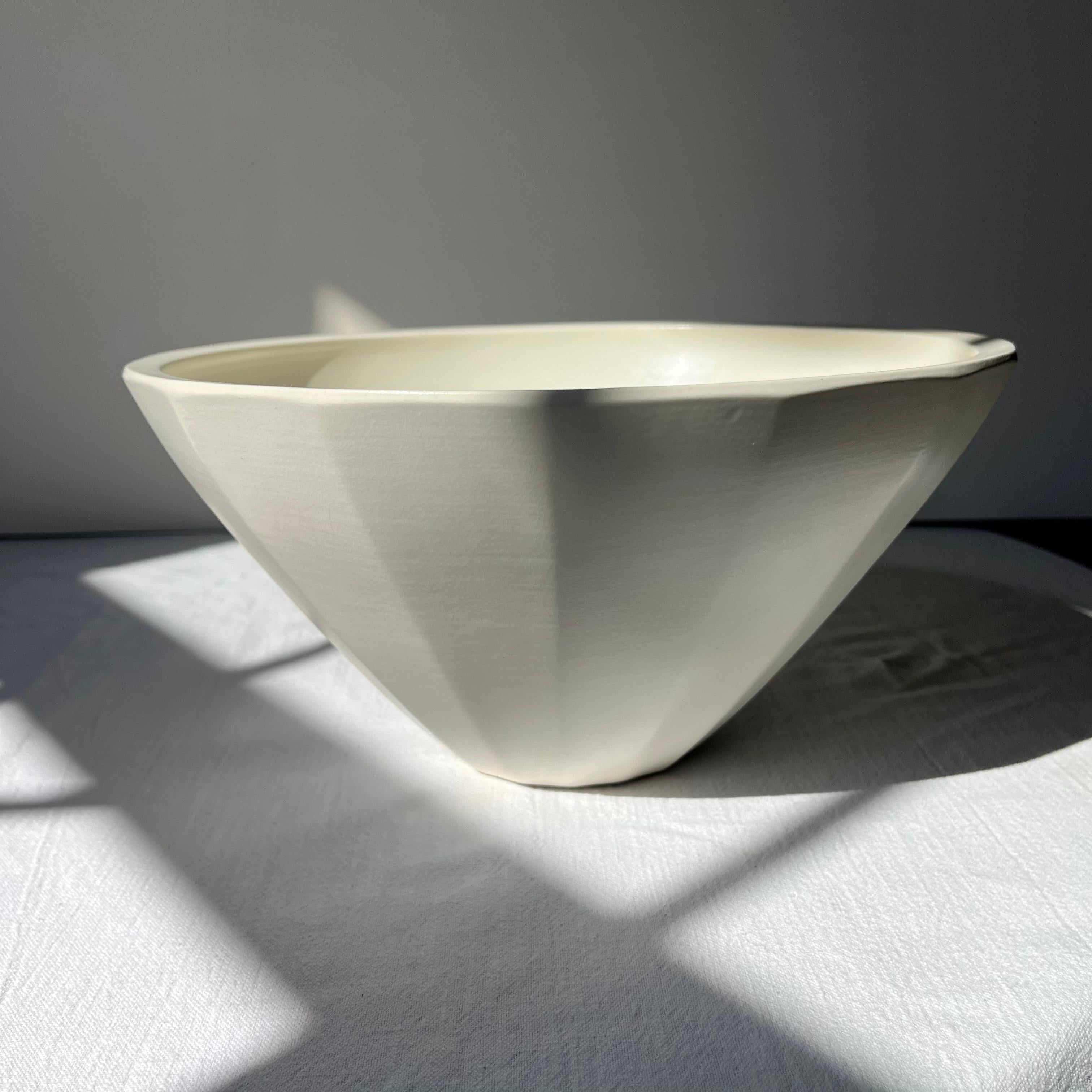 Bol Keith Murray pour Wedgwood, numéro de modèle 3819.

Un magnifique bol en terre cuite jeté à la main et recouvert d'une glaçure 