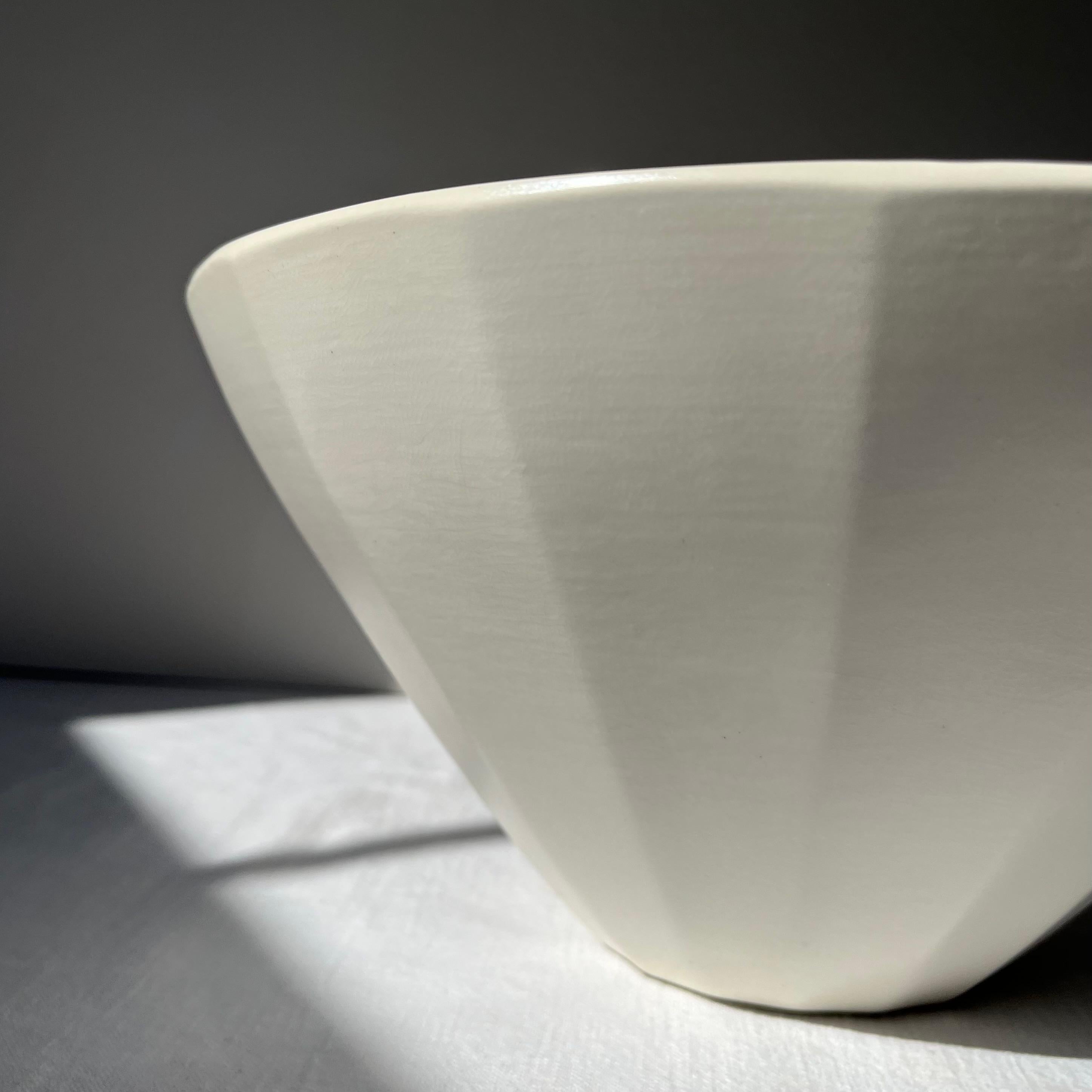 Art déco Vase Keith Murray en pierre de lune, Design 3819 pour Wedgwood en vente