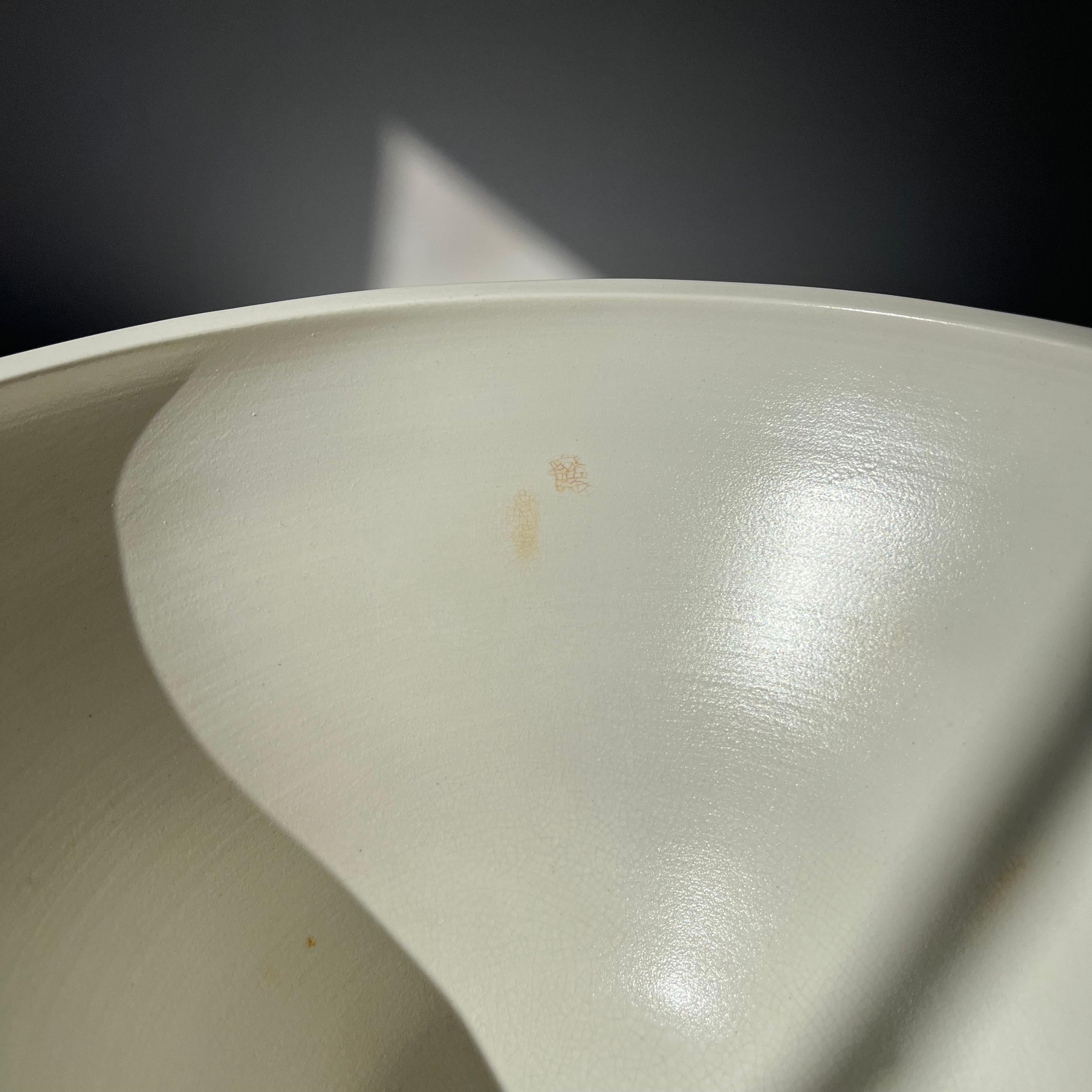 Britannique Vase Keith Murray en pierre de lune, Design 3819 pour Wedgwood en vente