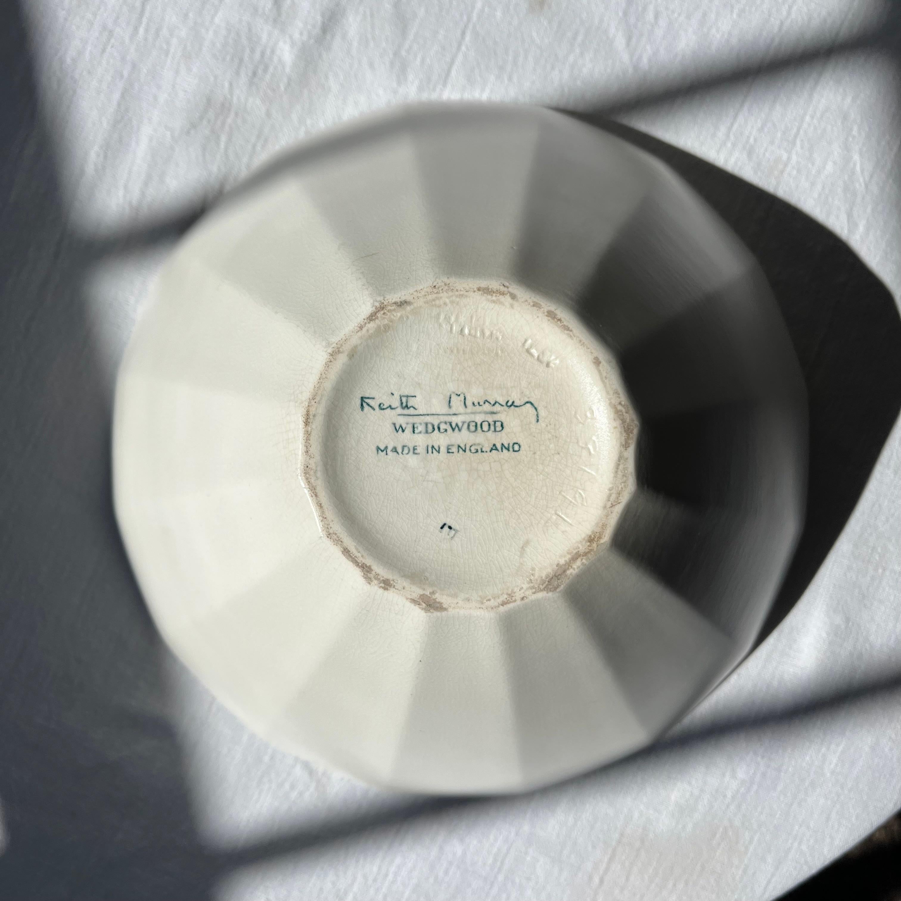 Vase Keith Murray en pierre de lune, Design 3819 pour Wedgwood Bon état - En vente à CA, CA