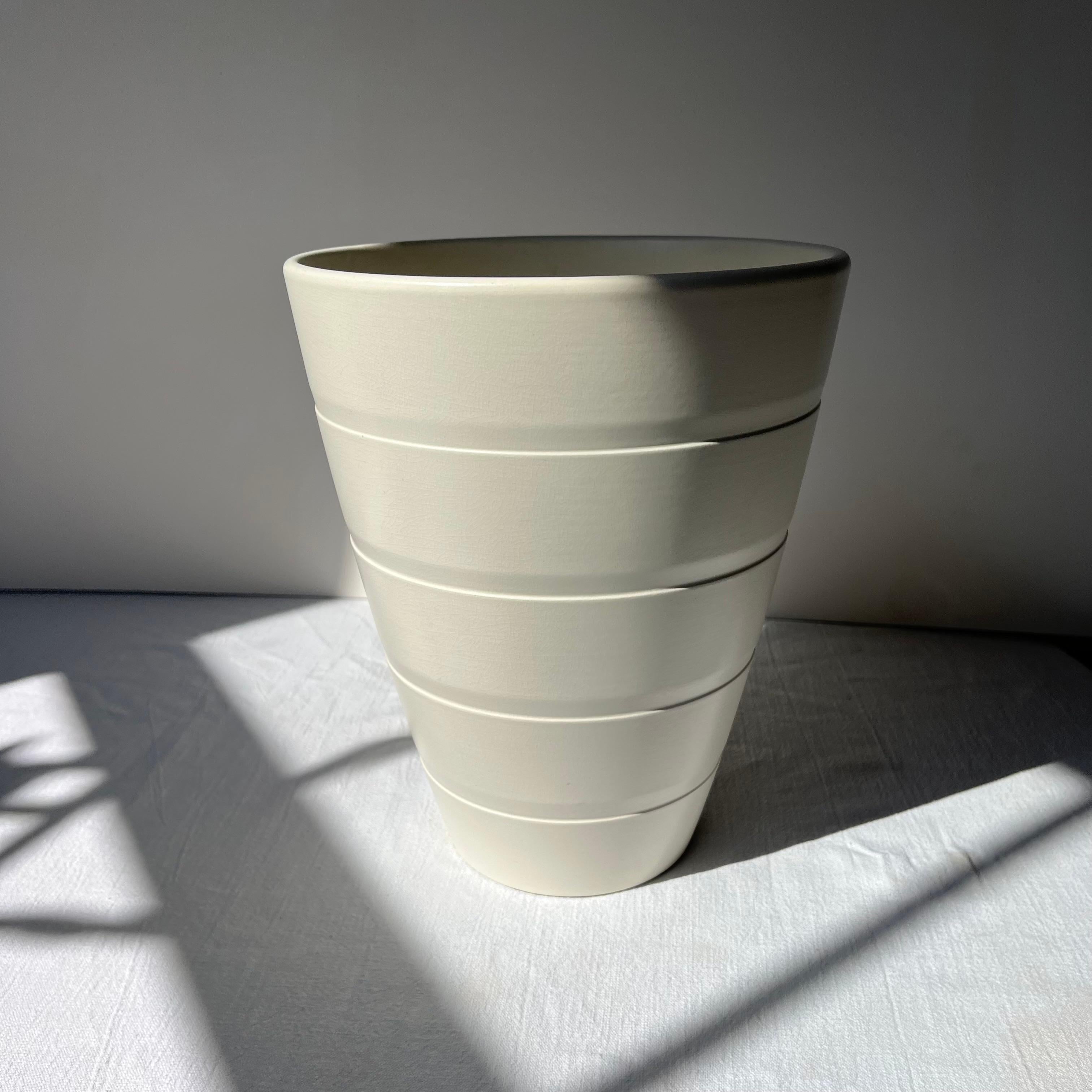 Vase en pierre de lune galvanisée de Keith Murray par Wedgwood, numéro de modèle 3842.

Un grand vase en faïence à glaçure 