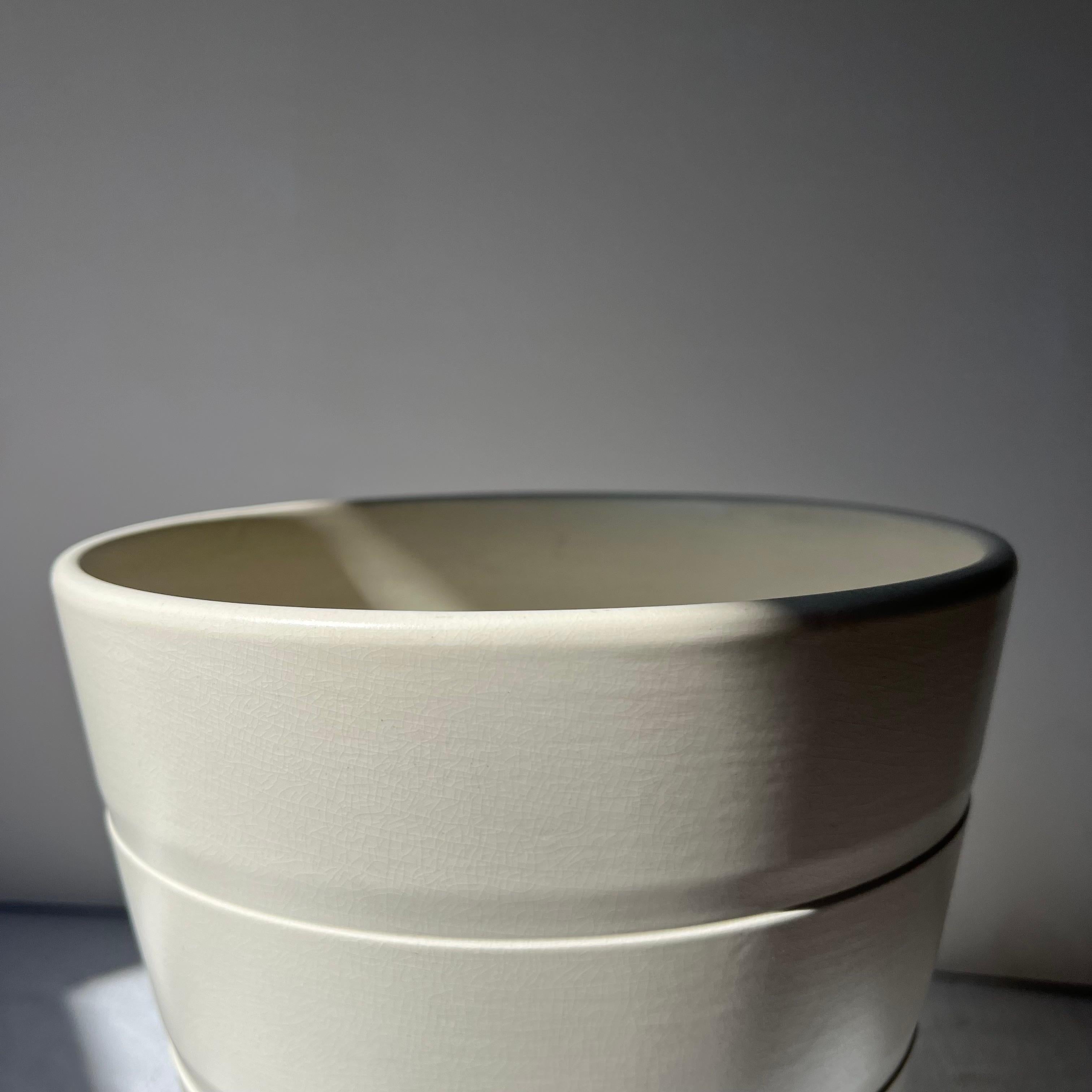 Art déco Vase Keith Murray en pierre de lune, Design 3842 pour Wedgwood en vente